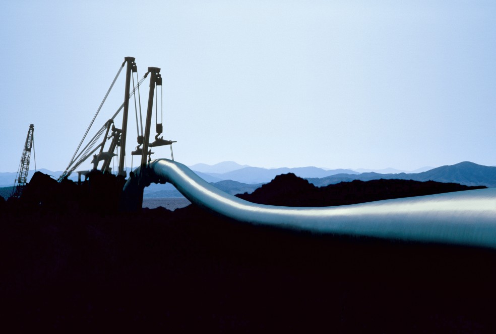 Ansicht einer Erdgas-Pipeline bei Nacht Ansicht einer Erdgas-Pipeline bei Nacht