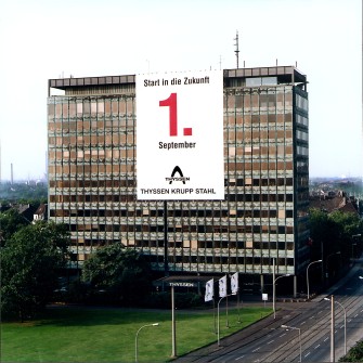 Die Fusion der beiden Stahlgesellschaften von Thyssen und Krupp zum 1. September 1997 wurde unübersehbar an der Hauptverwaltung des neuen Unternehmens dokumentiert. Die Fusion der beiden Stahlgesellschaften von Thyssen und Krupp zum 1. September 1997 wurde unübersehbar an der Hauptverwaltung des neuen Unternehmens dokumentiert.