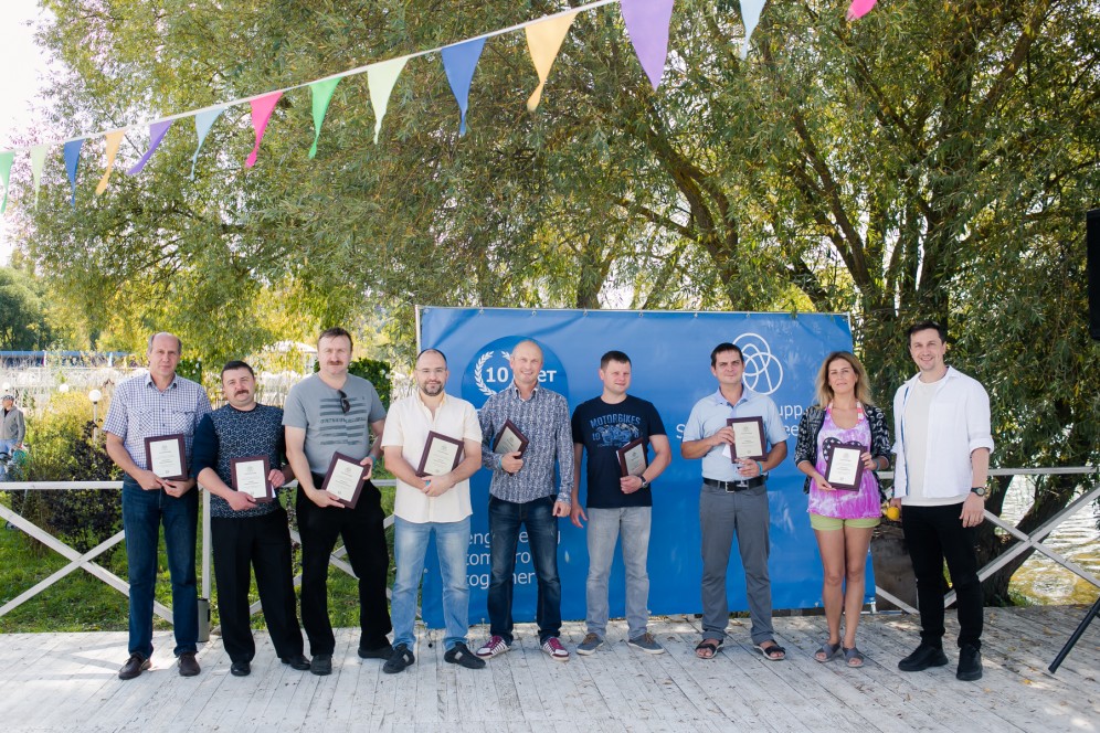 Teammitglieder, die seit zehn Jahren - also von Beginn an - am Standort Russland dabei sind, mit Standortleiter Stepan Losev. Von links nach rechts: Meleshkin Igor, Egorov Andrey, Burenkov Aleksandr, Kalinin Vasiliy, Smirnov Sergey, Ustimchik Sergey, Mayorov Yuriy, Matrosova Olga. Teammitglieder, die seit zehn Jahren - also von Beginn an - am Standort Russland dabei sind, mit Standortleiter Stepan Losev. Von links nach rechts: Meleshkin Igor, Egorov Andrey, Burenkov Aleksandr, Kalinin Vasiliy, Smirnov Sergey, Ustimchik Sergey, Mayorov Yuriy, Matrosova Olga.