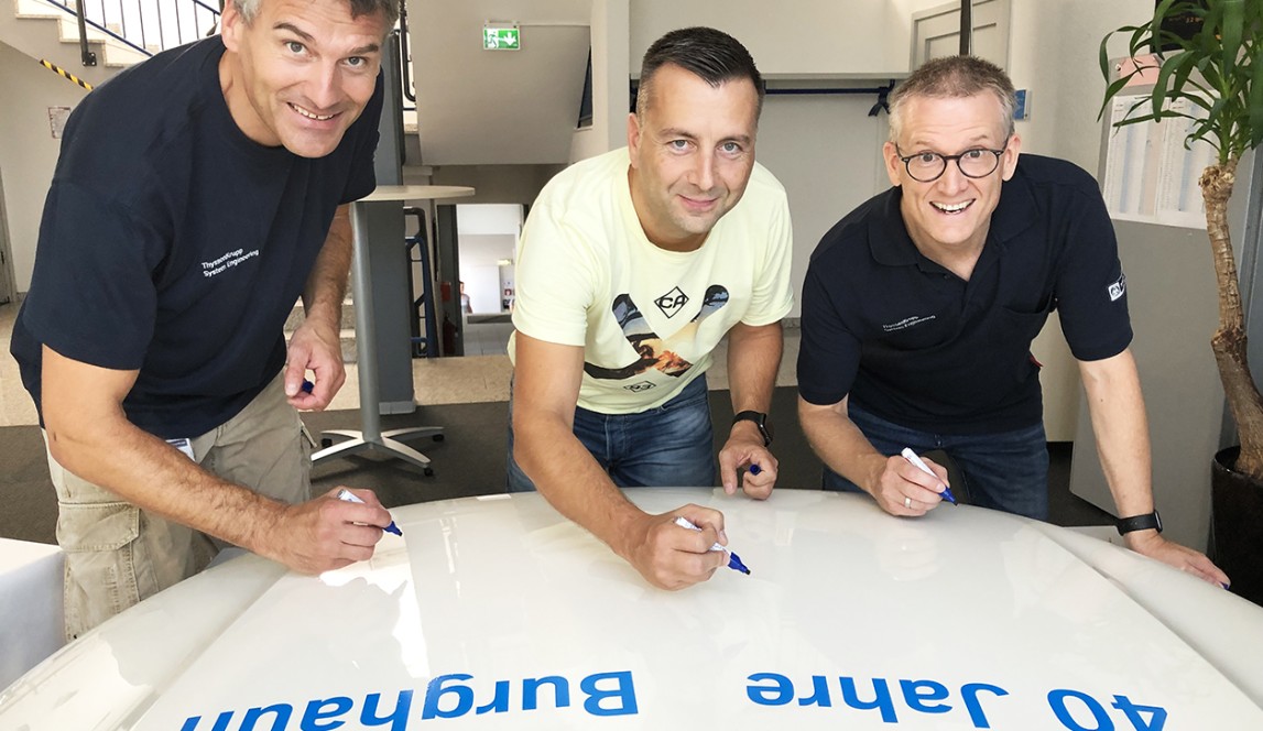 Jürgen Trausch, Rene Hentschel und Stefan Katzer zum Start der Unterschriftenaktion „Gästeliste auf der Motorhaube“. Jürgen Trausch, Rene Hentschel und Stefan Katzer zum Start der Unterschriftenaktion „Gästeliste auf der Motorhaube“.