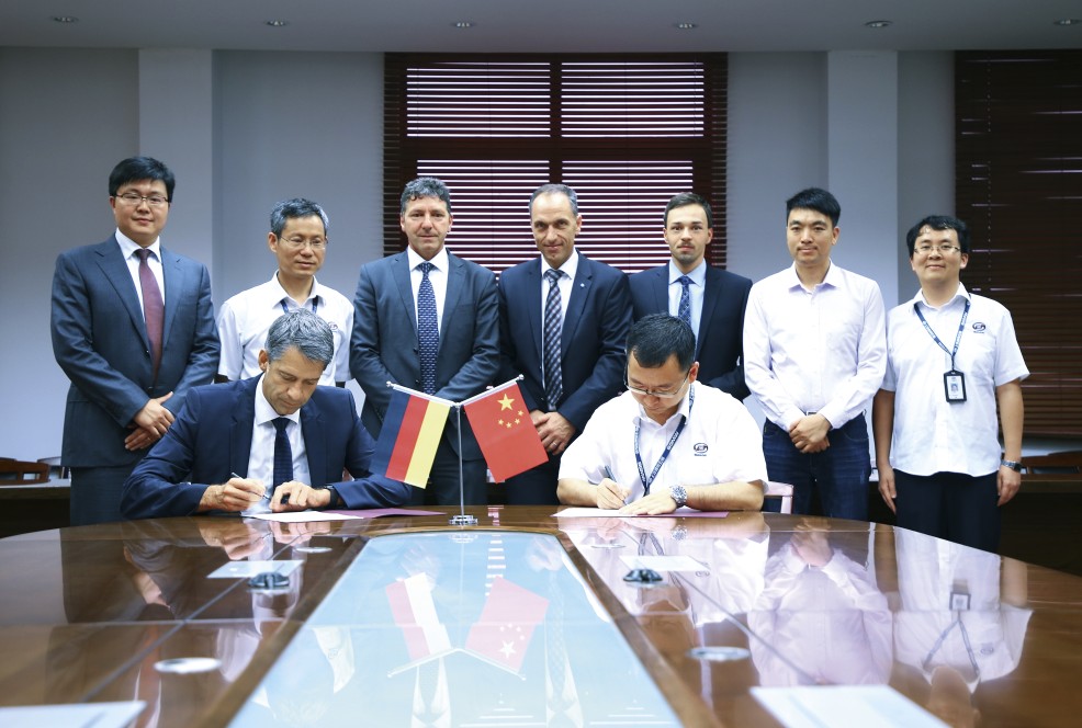 Henrik König, CEO von thyssenkrupp System Engineering (Shanghai) und Guan Hong, Purchasing Director bei SGMW (vordere Reihe v.l.n.r.) mit weiteren Vertretern beider Unternehmen bei der Vertragsunterzeichnung Henrik König, CEO von thyssenkrupp System Engineering (Shanghai) und Guan Hong, Purchasing Director bei SGMW (vordere Reihe v.l.n.r.) mit weiteren Vertretern beider Unternehmen bei der Vertragsunterzeichnung