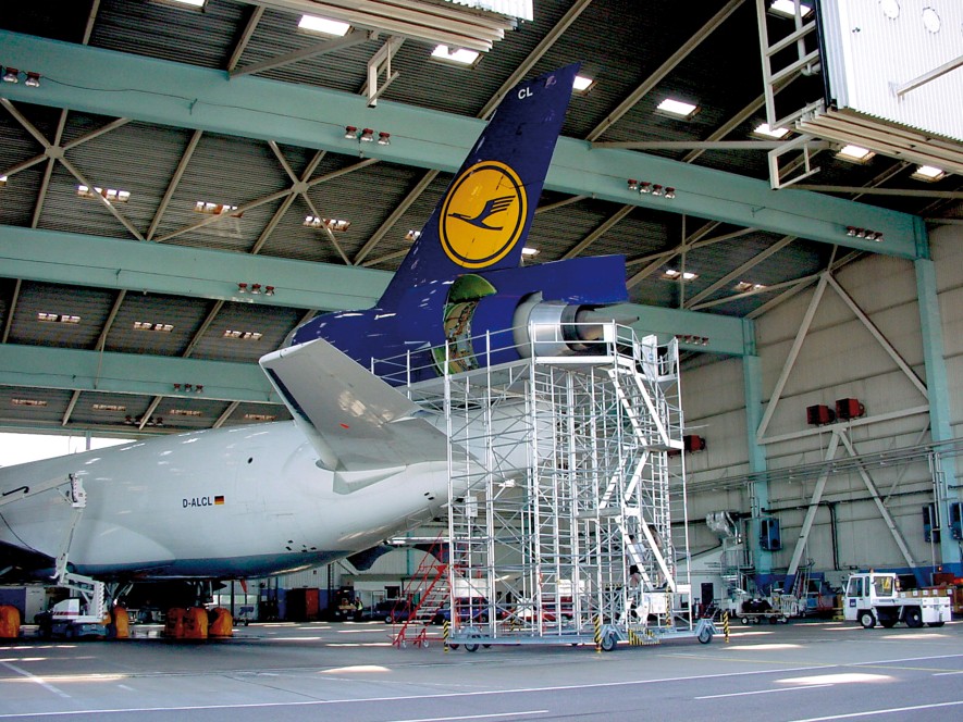 Plateforme de maintenance pour le Boeing MD-11 à l’aéroport de Göteborg, en Suède Plateforme de maintenance pour le Boeing MD-11 à l’aéroport de Göteborg, en Suède
