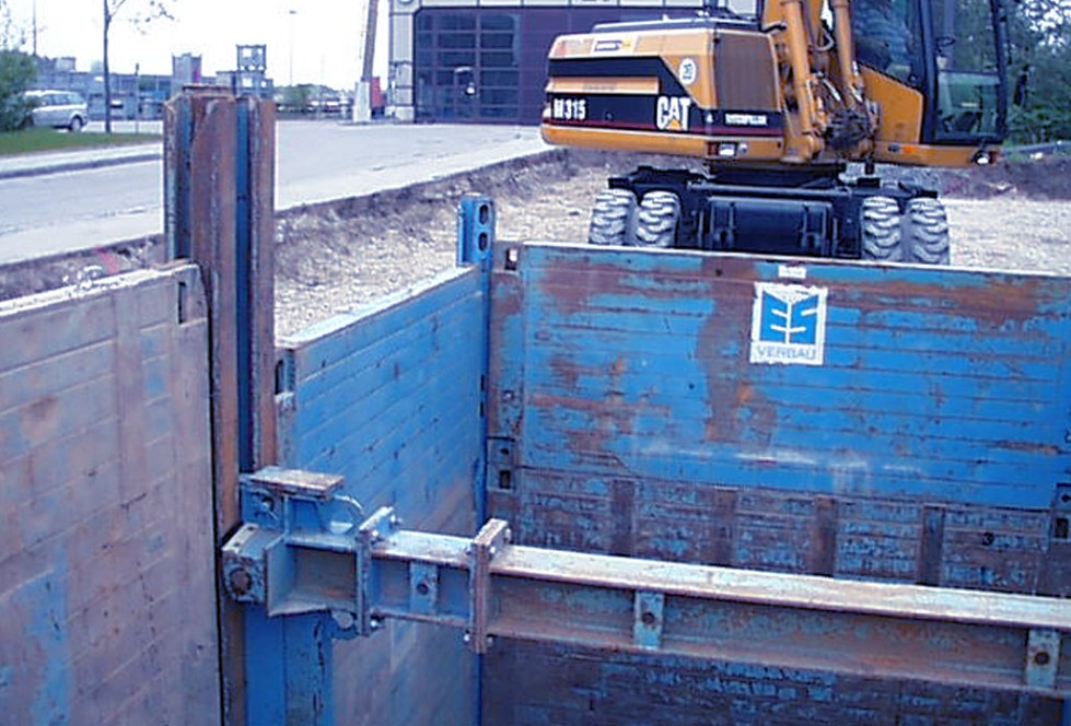 Single slide rail for corner post Single slide rail for corner post