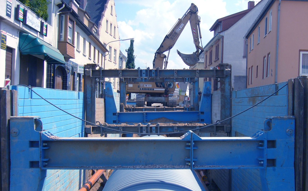 Single slide rail system linear shoring Single slide rail system linear shoring