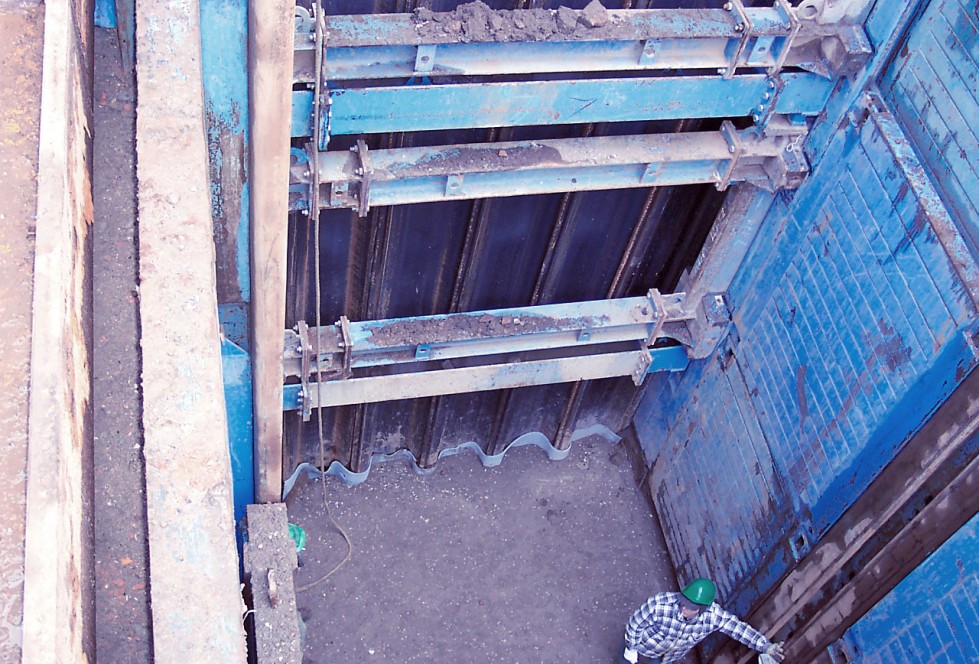 Trench end shoring with sheet piles Trench end shoring with sheet piles