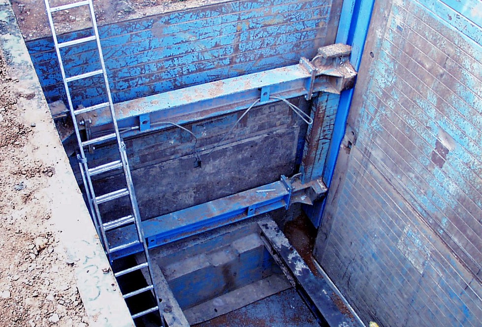 Trench end shoring with slide-rail panels Trench end shoring with slide-rail panels