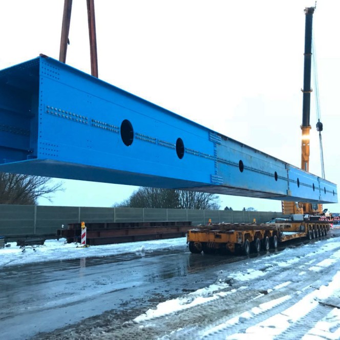 Ein Tieflader bringt die Kastenträgersegmente im November 2017 auf die Baustelle Ein Tieflader bringt die Kastenträgersegmente im November 2017 auf die Baustelle