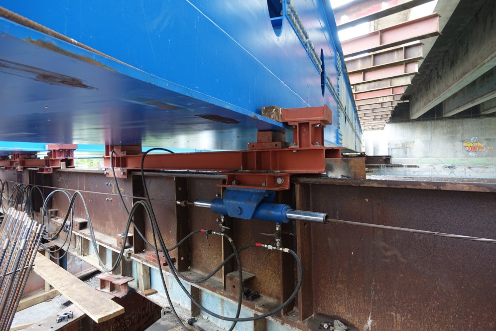 Die Verschubschlitten auf der Unterstützungskonstruktion werden per Hydraulikvorschubanlage verscho- ben. Die Verschubschlitten auf der Unterstützungskonstruktion werden per Hydraulikvorschubanlage verscho- ben.