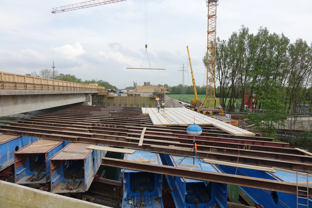 Querträger sichern die Schalung und Arbeitsgerüste. Querträger sichern die Schalung und Arbeitsgerüste.
