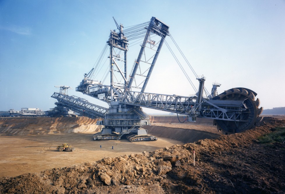 Workers of the thyssenkrupp Minerals Service team servicing a mill Workers of the thyssenkrupp Minerals Service team servicing a mill