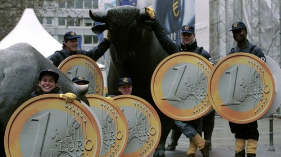 The beginning of the end of Lira, Schilling, Franc, Peseta and D-Mark: The Euro is introduced as book money. The beginning of the end of Lira, Schilling, Franc, Peseta and D-Mark: The Euro is introduced as book money.