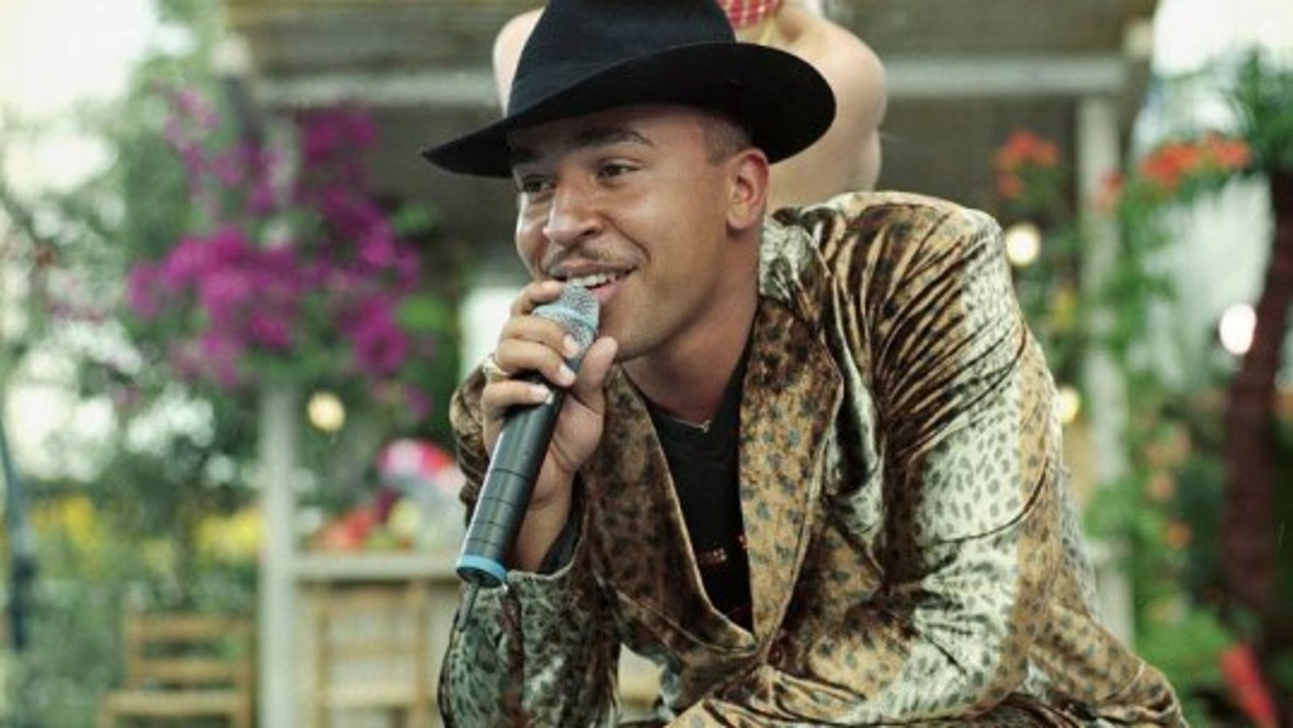 However, the summer hit of the year is 'Mambo No. 5' by Lou Bega, which rises to No. 1 in the British music charts and No. 3 in the USA. However, the summer hit of the year is 'Mambo No. 5' by Lou Bega, which rises to No. 1 in the British music charts and No. 3 in the USA.