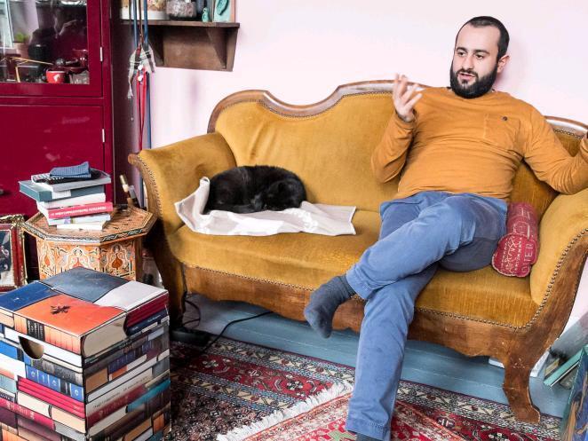 Auf seinem Sofa spricht Adem Köstereli über seine Theaterarbeit. Hier denkt er über seine Ideen und Konzepte nach.