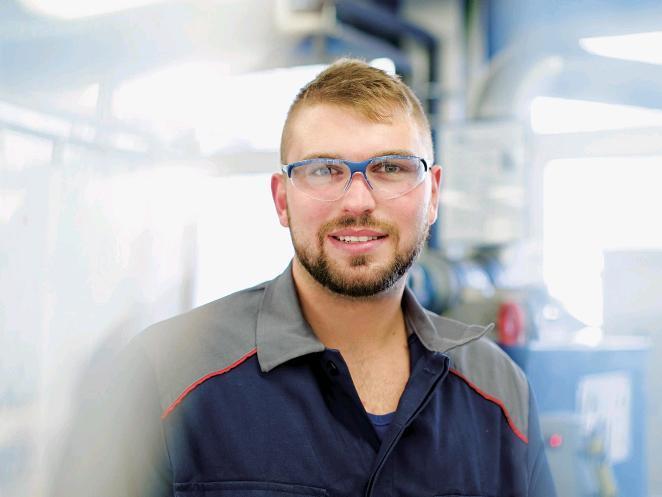Il tecnico industriale Dennis Krawczyk testa il comportamento degli acciai in fase di assemblaggio.