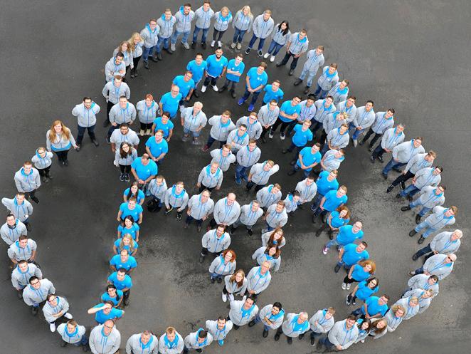 Zum Abschluss der Veranstaltung stellten sich alle Helfer zu einem riesengroßen thyssenkrupp Logo auf. Das Erinnerungsfoto entstand mit Hilfe des Leiterfahrzeugs der Werkfeuerwehr.