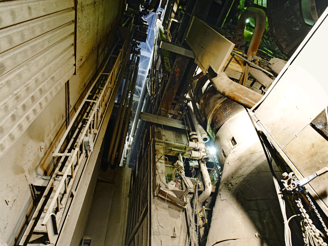 Der Blick ins Innere zeigt die Dimension des Umbaus: Die Kollegen arbeiten parallel auf übereinanderliegenden Baustellen.