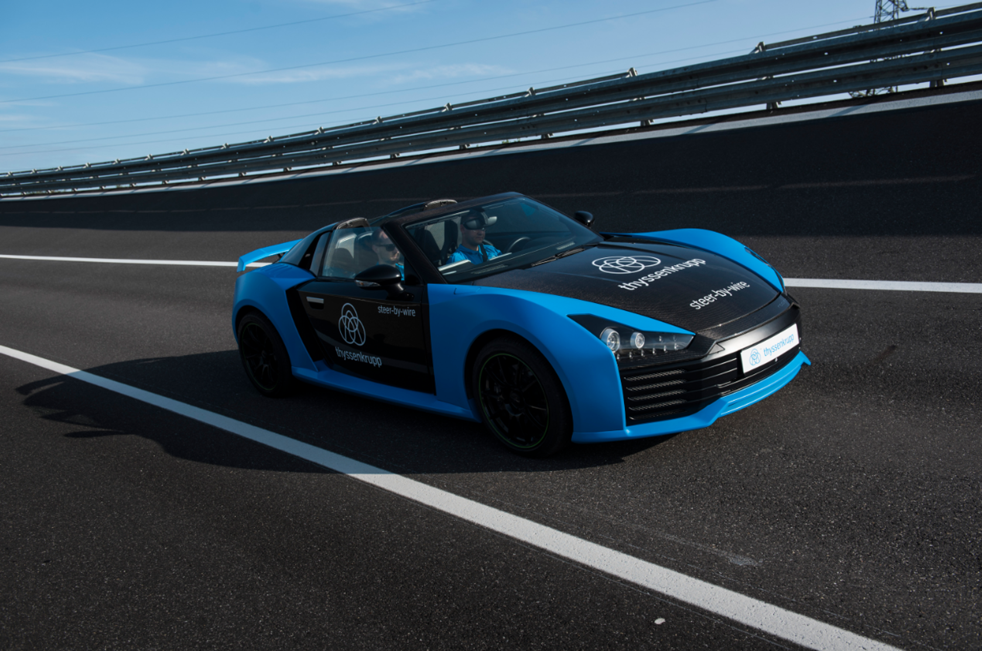 Testfahrzeug von thyssenkrupp Automotive zur Erprobung der Steer-by-Wire-Technologie auf einer Teststrecke.