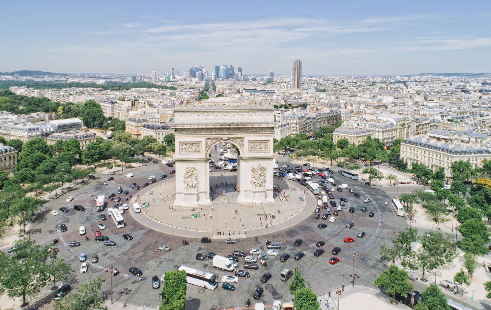 historischer Kreisverkehr in Paris mit großem, bogenförmigen Wahrzeichen in der Mitte