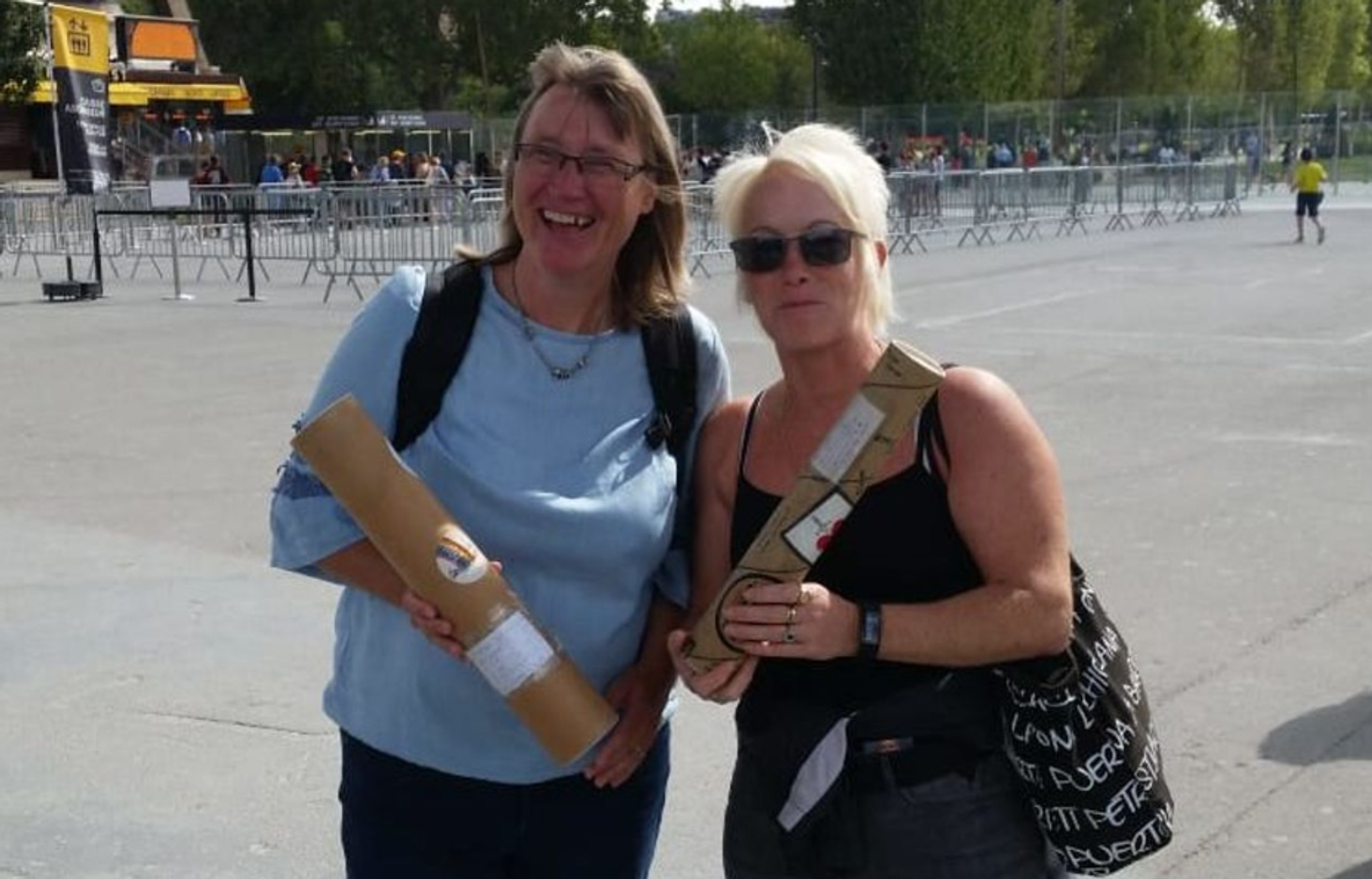 Karin, links und Anke, rechts, halten ihr schriftliches Versprechen in Form einer Zeichenrolle in den Händen.