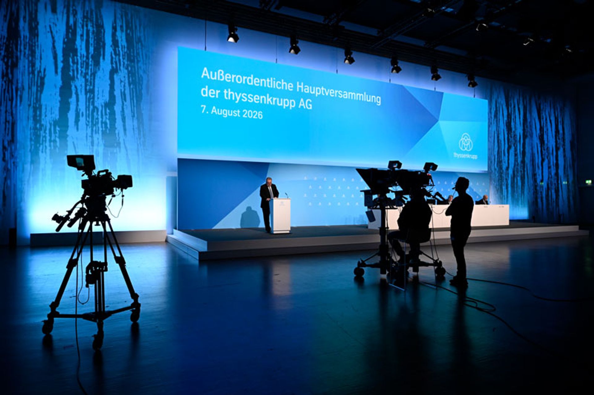 Aufsichtsratsvorsitzender Prof. Dr.-Ing. Siegfried Russwurm spricht bei der außerordentlichen Hauptversammlung 2026, im Vordergrund Übertragungskameras.