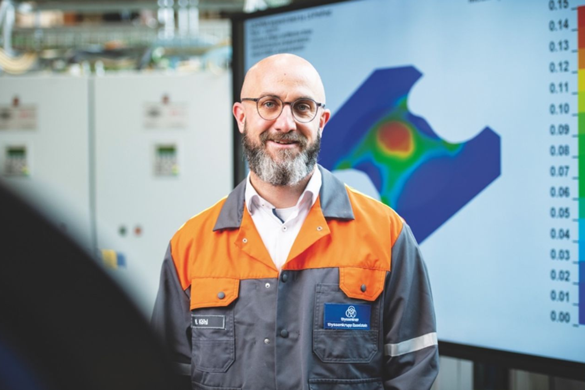 Porträt von Dr. Manuel Köhl, Leiter der Anwendungstechnik bei thyssenkrupp Rasselstein, im industriellen Arbeitsumfeld.
