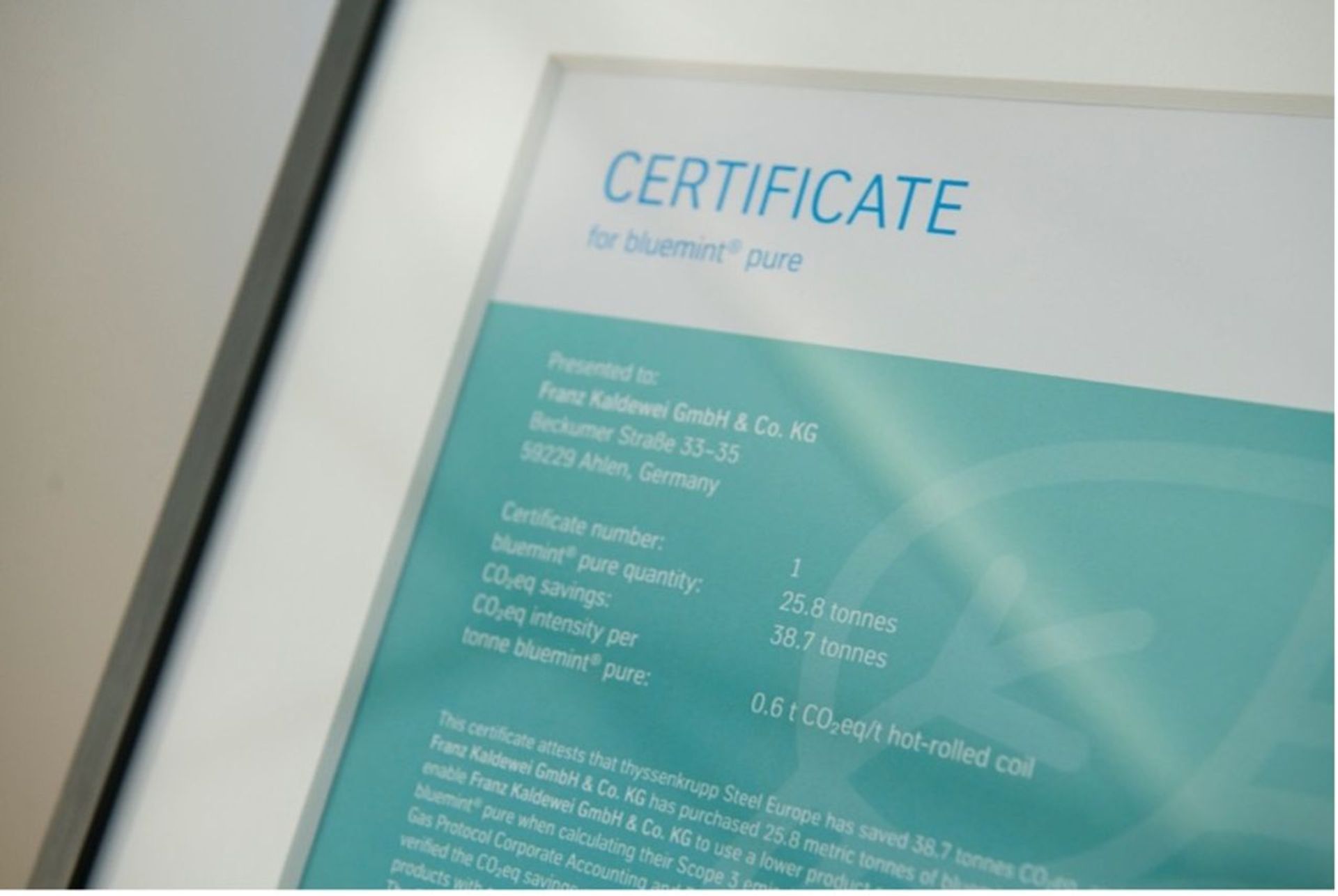 Gerahmtes Zertifikat für „bluemint® pure“, das die CO₂-Einsparungen eines CO₂-reduzierten Stahlprodukts dokumentiert und den klimafreundlicheren Herstellungsprozess bestätigt.