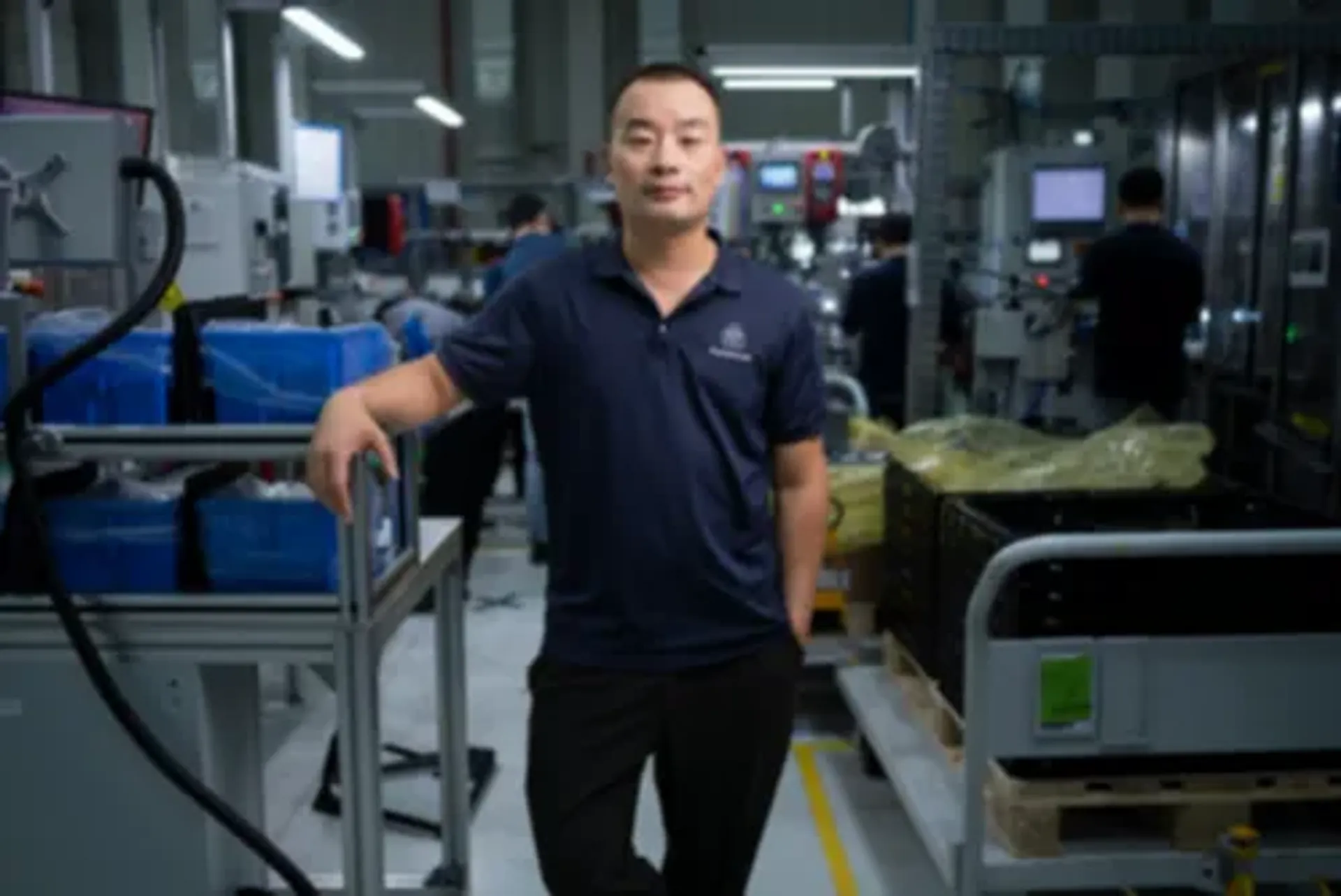 A professional in chemical and process engineering stands in a thyssenkrupp production environment, surrounded by industrial equipment and technical components. The image symbolizes process engineering, materials research, plant operations, and modern process technology innovations.