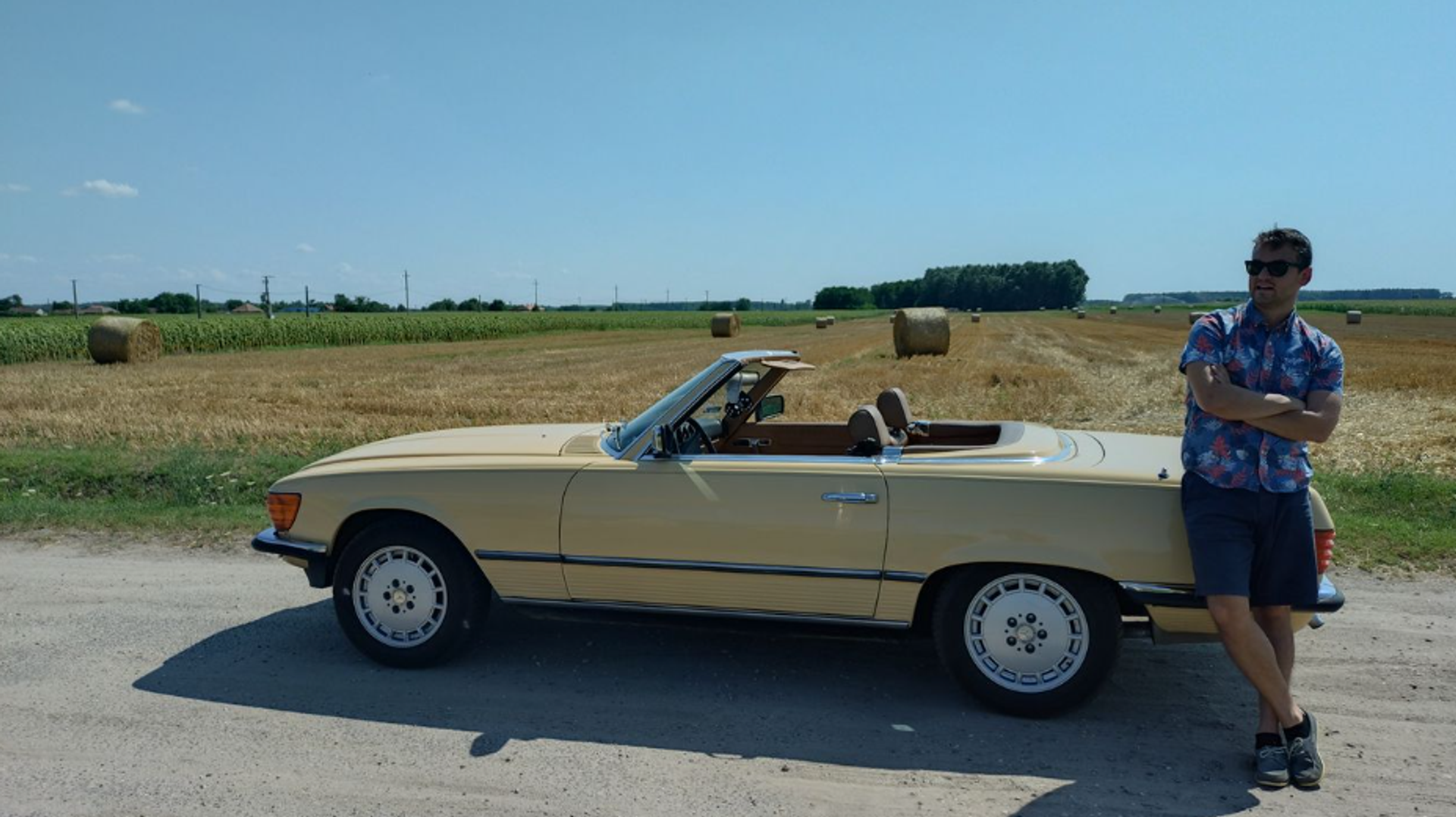Leonard Lapis in front of a young Mercedes classic car