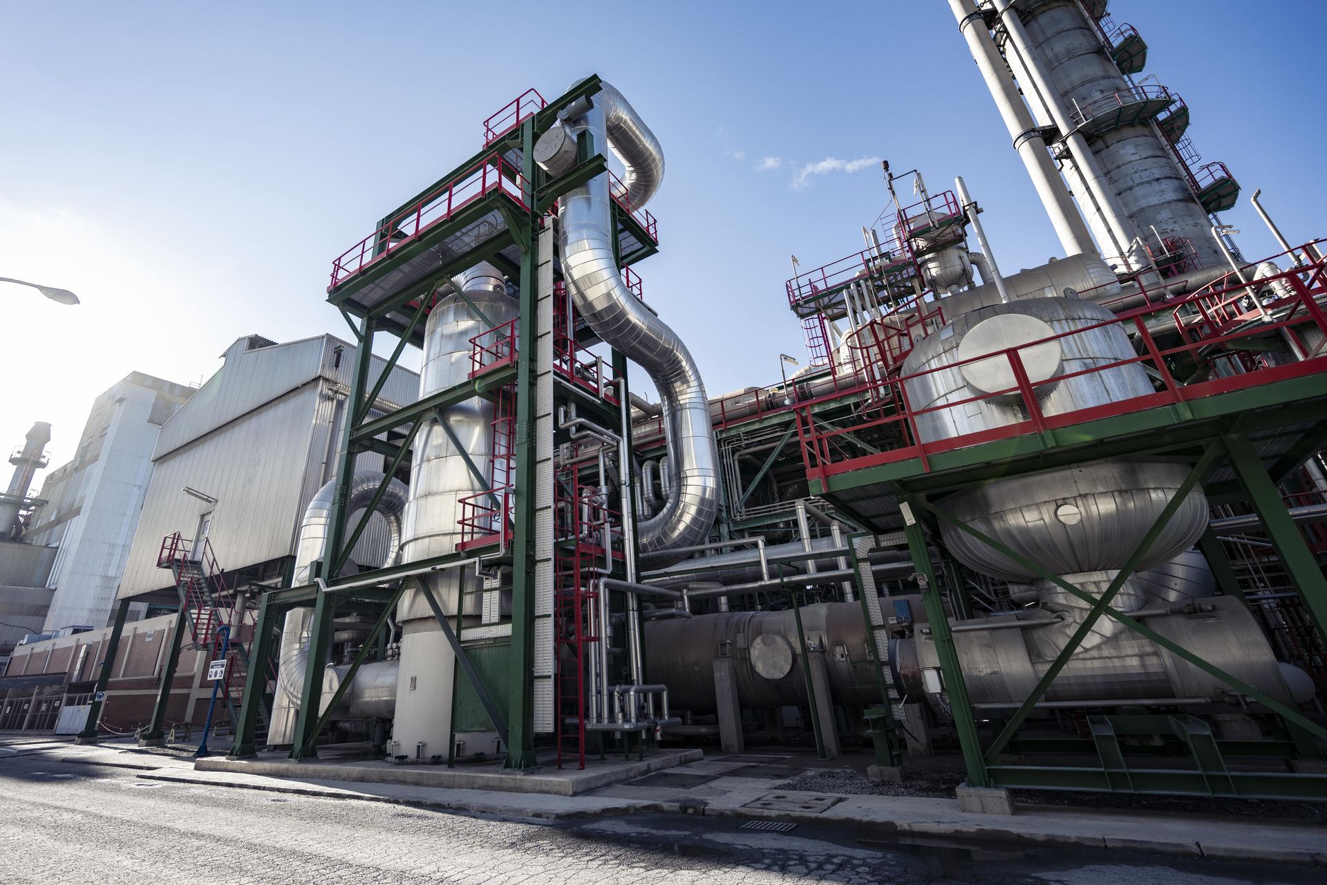 EniNOx®-Anlage von thyssenkrupp Uhde zur Reduzierung von Stickoxidemissionen in einer Industrieanlage.