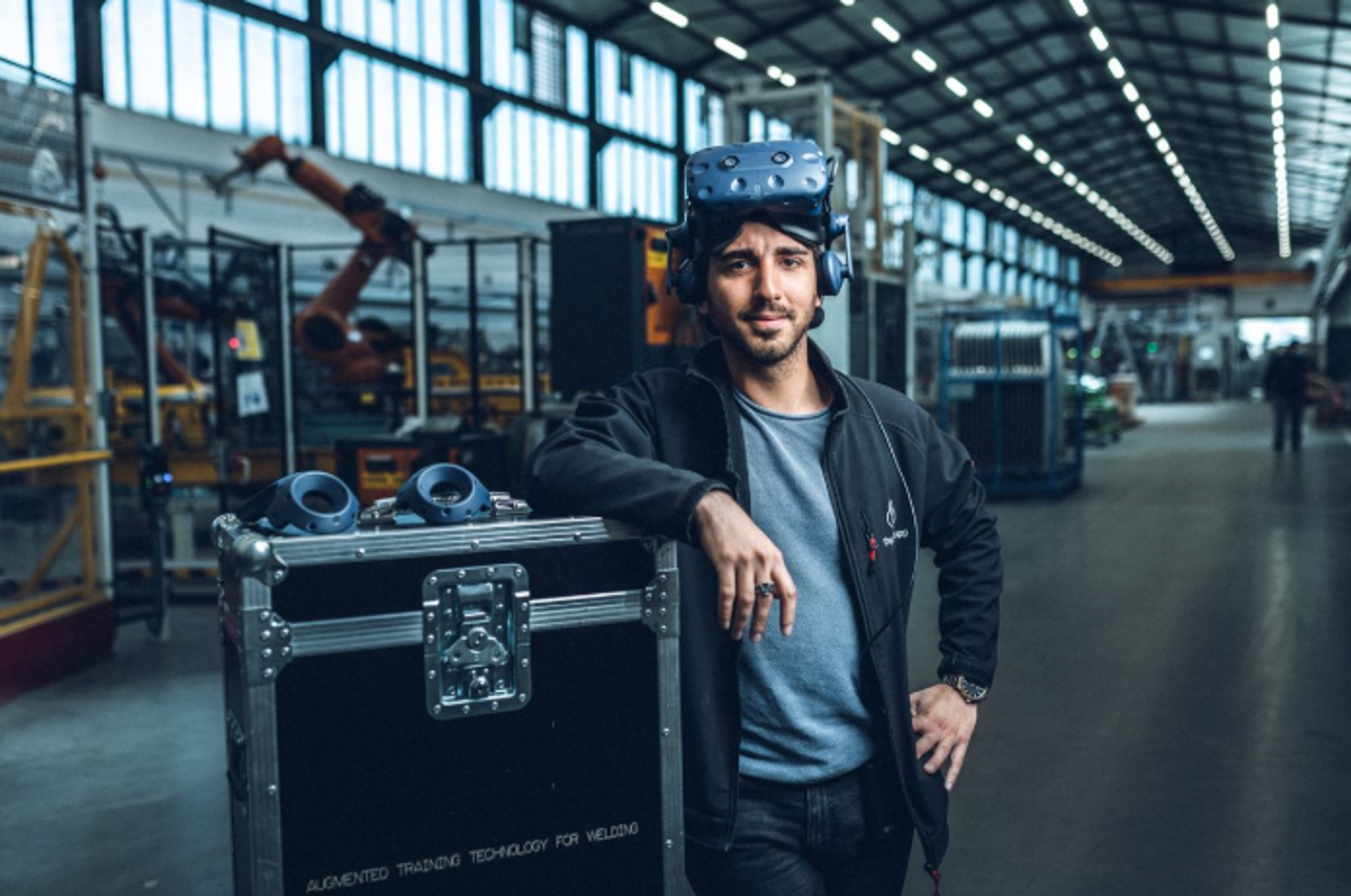 Mitarbeiter von thyssenkrupp Automotive Technology nutzt eine Virtual-Reality-Anwendung für digitales Training und innovative Fertigungsprozesse.