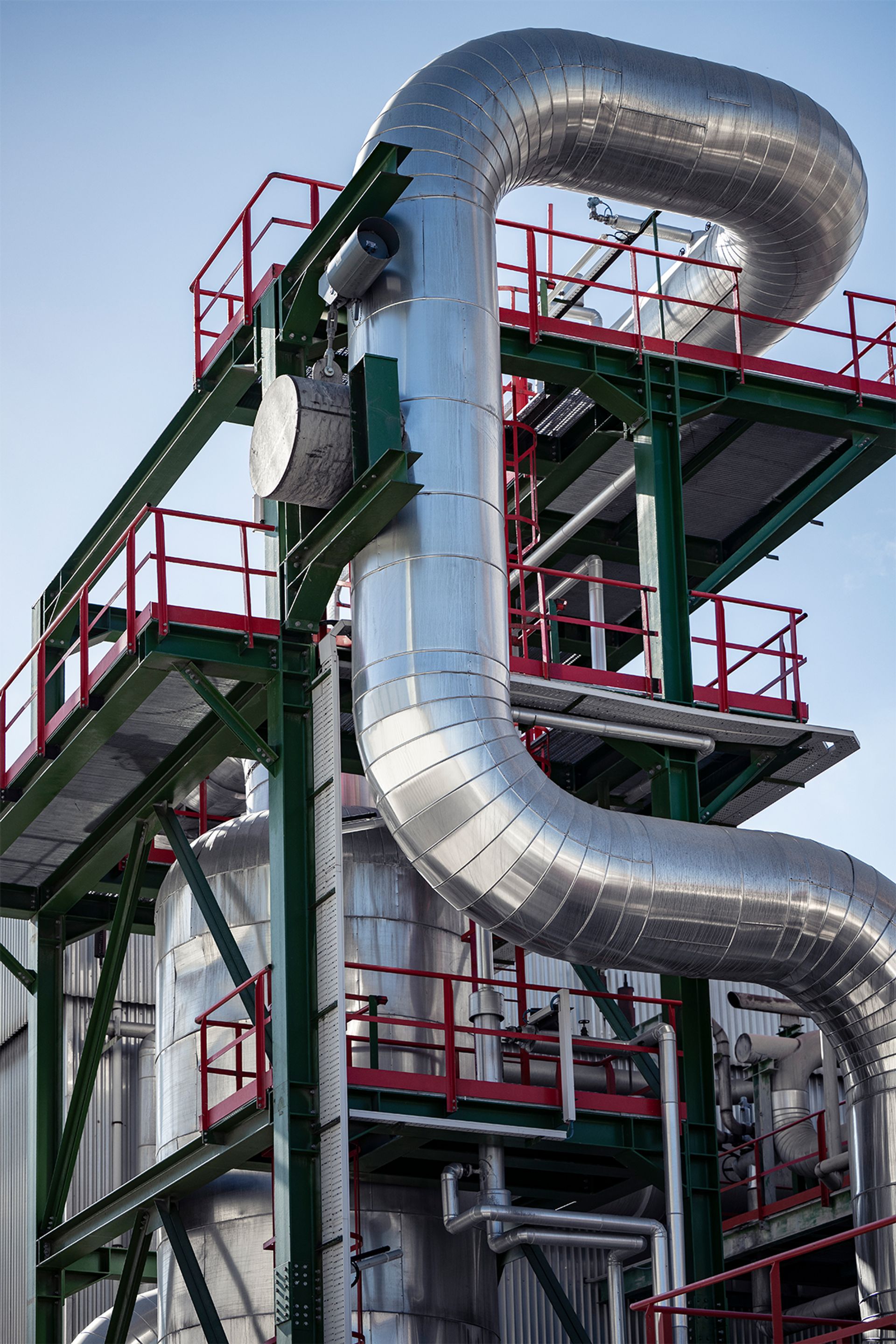 Industrial plant by thyssenkrupp Uhde featuring piping, steel structures, and plant engineering—an example of EPC engineering in chemical plant construction, from design through plant operation.