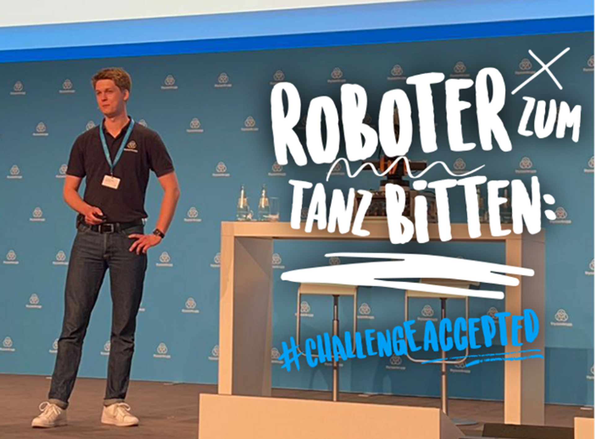Azubi hält Vortrag auf Bühne, "Roboter zum Tanz bitten: #CHALLENGEACCEPTED"