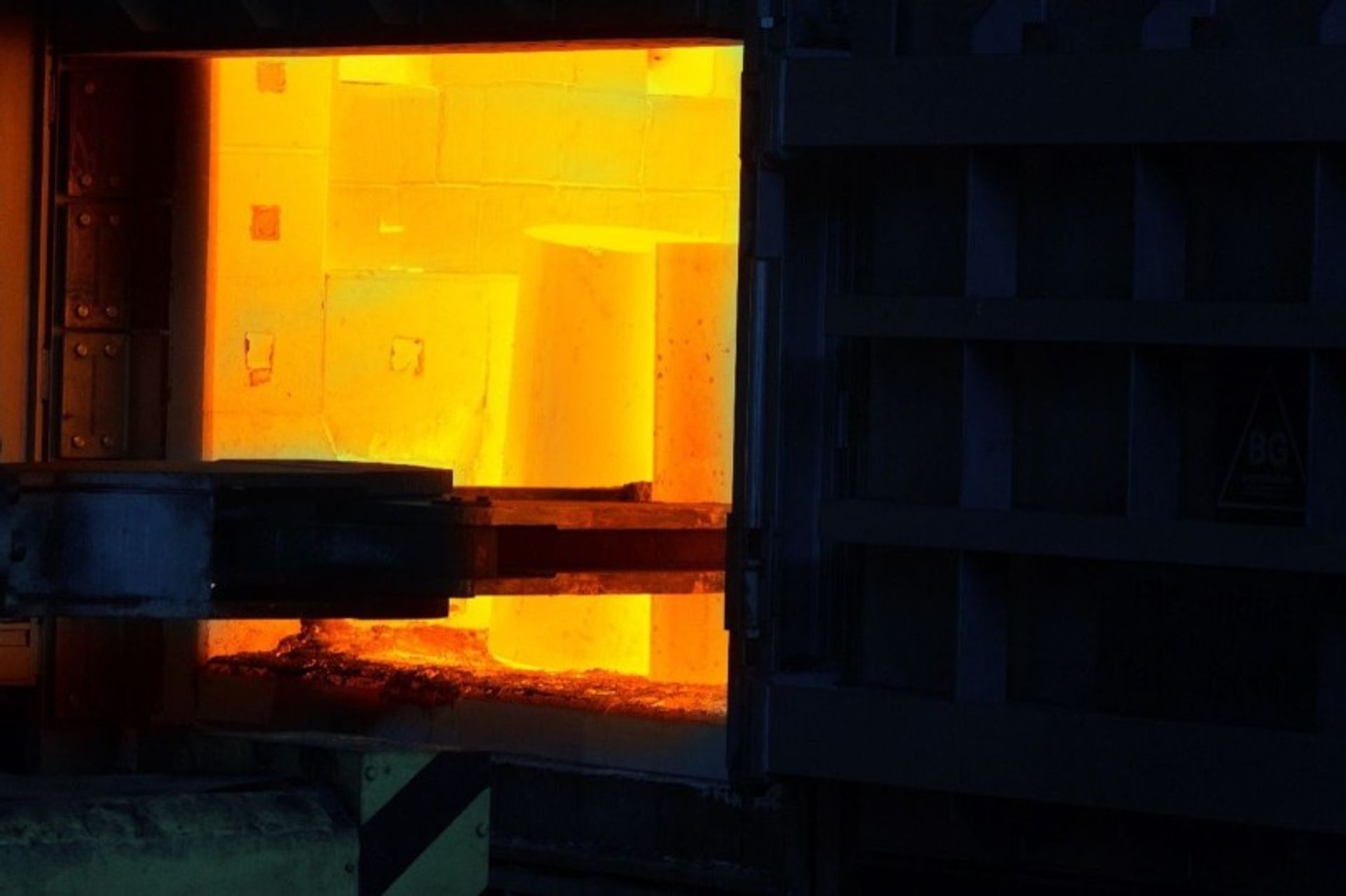 Erhitzter Stahlrohling im Industrieofen als Vorbereitung für die Fertigung eines Großwälzlagers.