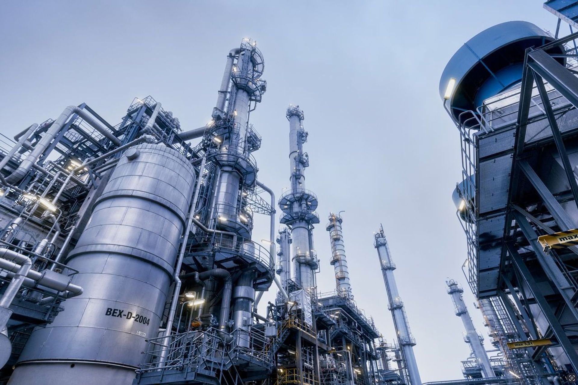 thyssenkrupp Uhde chemical plant with process towers, piping systems and industrial equipment, representing modern plant engineering and the digital transformation of the process industry.