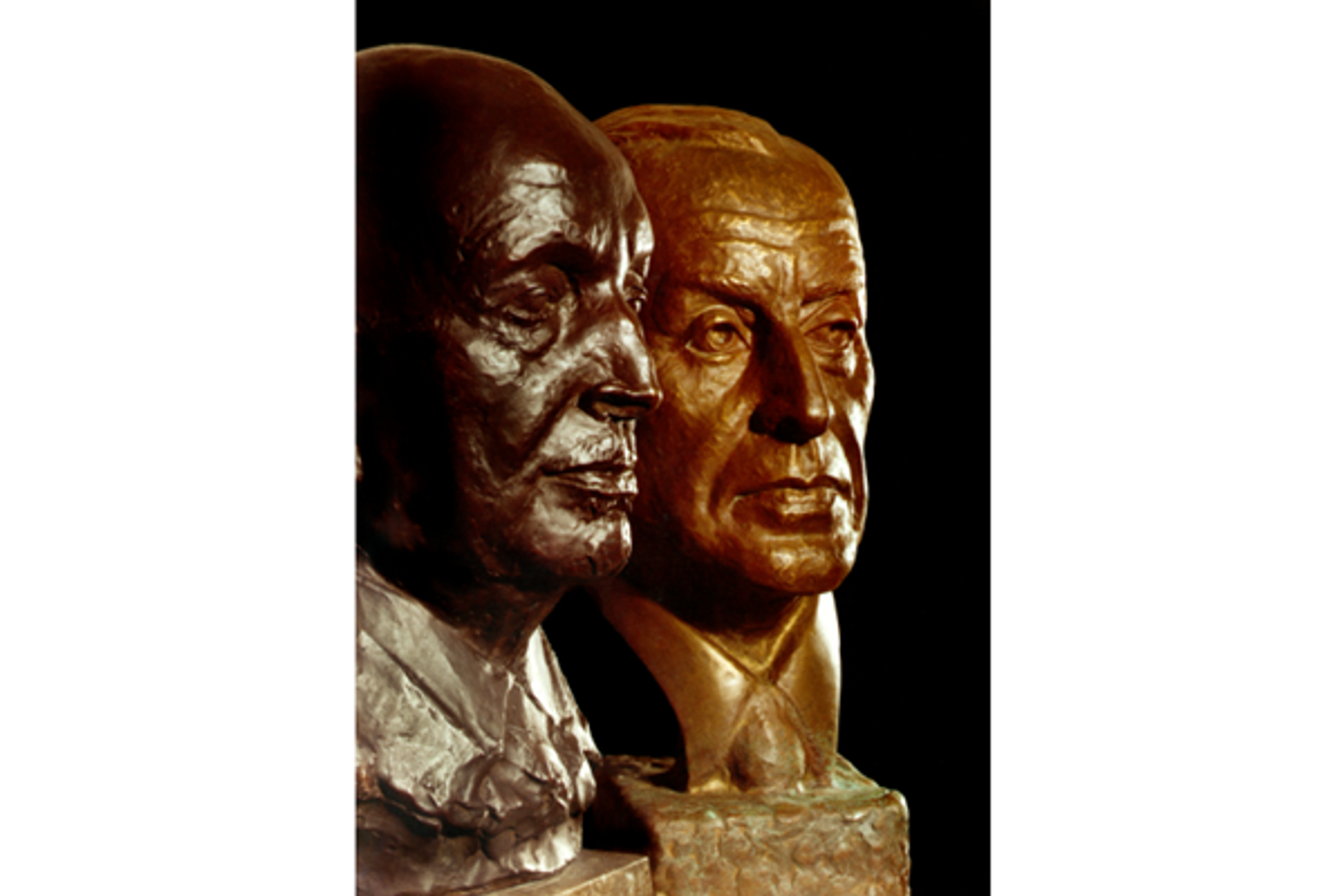 Büsten von August Thyssen, 1923 von Georg Kolbe, und Fritz Thyssen, 1965 von Gwendolyn Blume postum modelliert.