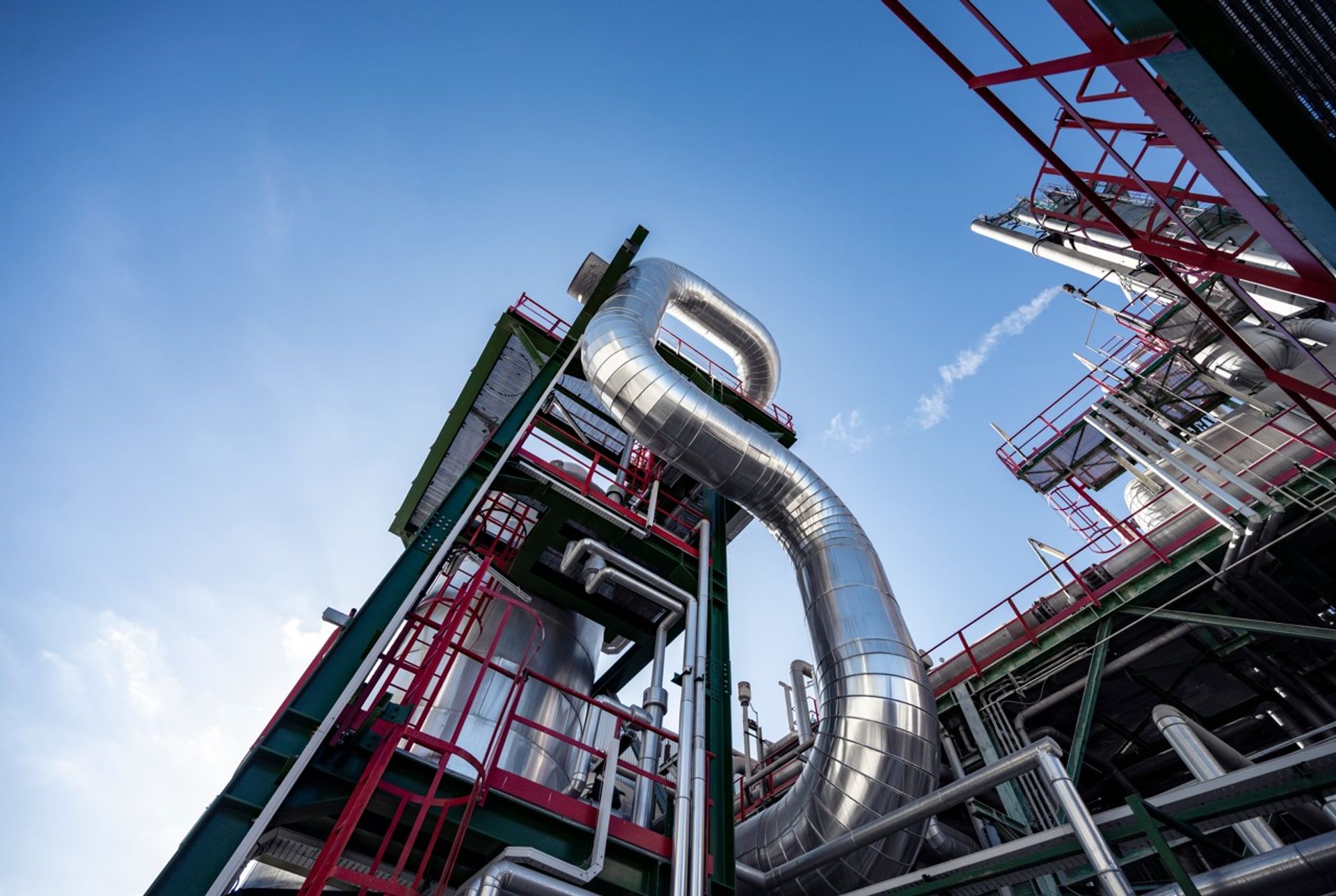 Industrieanlage von thyssenkrupp Uhde mit Rohrleitungen und Verfahrenstechnik für den Chemieanlagenbau.