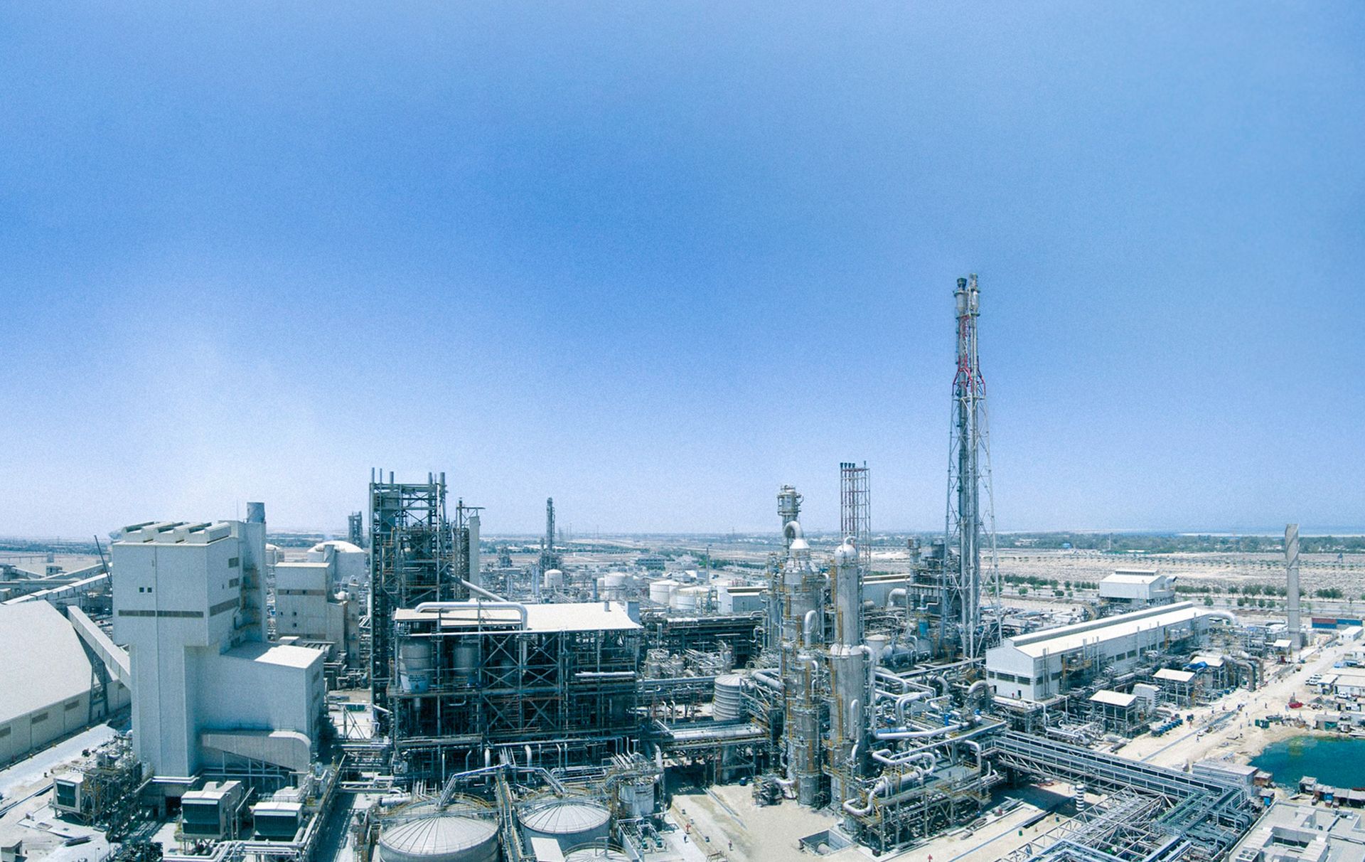 Großtechnische Methanolanlage mit Prozesskolonnen, Rohrleitungen und Produktionsgebäuden. Das Bild zeigt eine von thyssenkrupp Uhde realisierte Anlage für die industrielle Methanolproduktion.