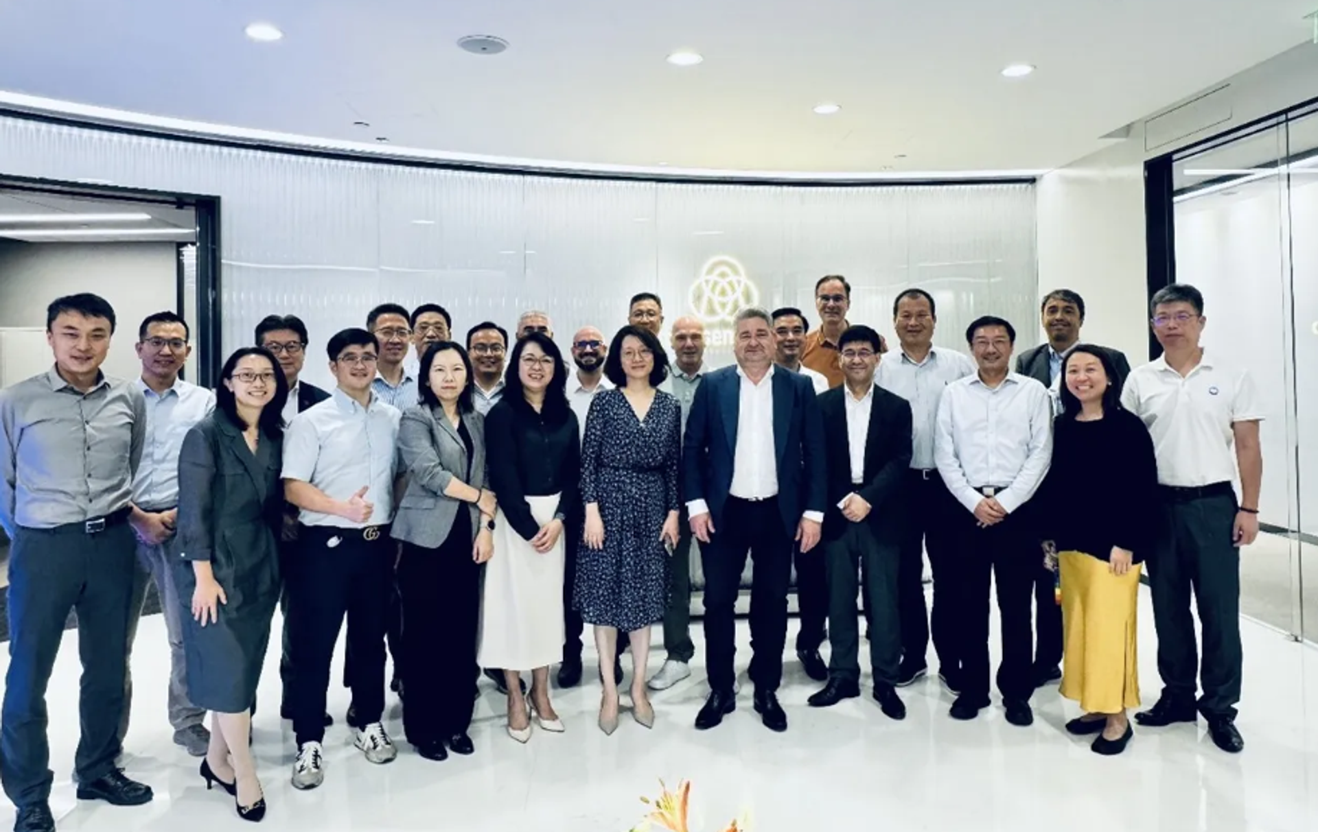 Gruppenfoto des 36. Shanghai Mayor’s International Business Leaders’ Advisory Council