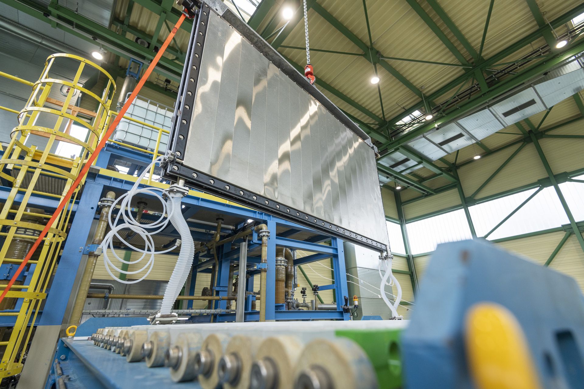 Großformatiges Elektrolysemodul in einer Industriehalle zur Produktion von Wasserstoff.