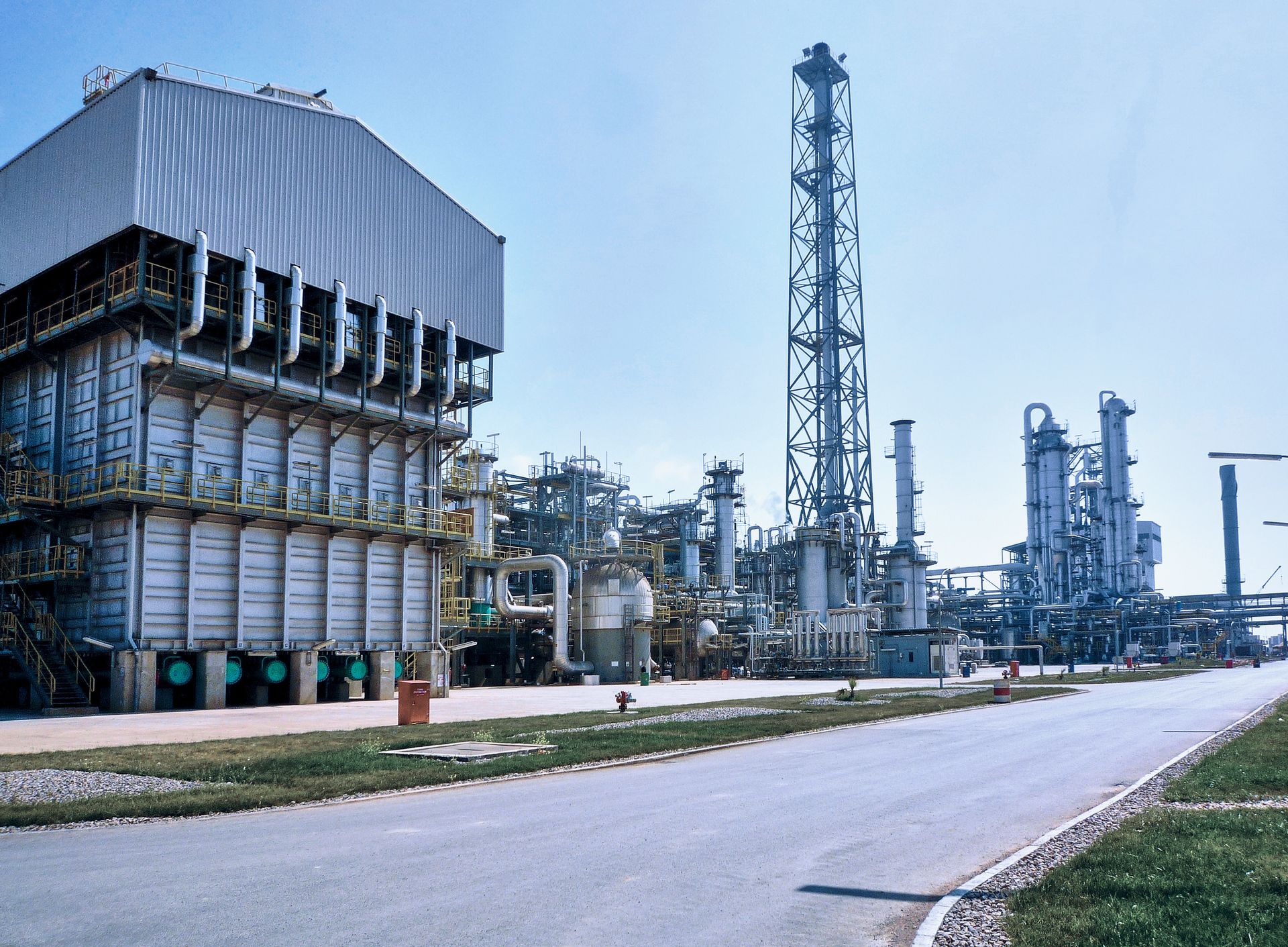 Arzew, Algeria (completion 2012) Capacity: 2 x 2,200 t/day ammonia 1 x 3,450 t/day urea License, engineering and supply The plant complex includes numerous auxiliary and ancillary plants, including the necessary facilities for storage and