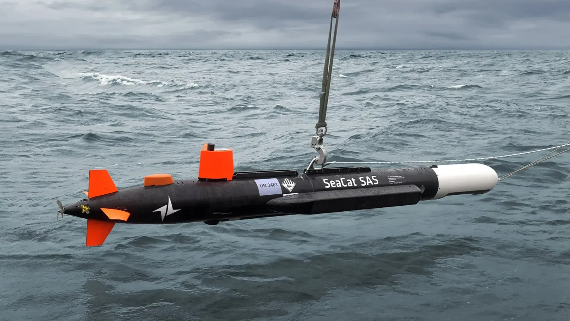 Das autonome Unterwasserfahrzeug SeaCat wird für eine unbemannte Expedition zu Wasser gelassen. Es erfasst präzise Daten und unterstützt die Erforschung des Meeresbodens.