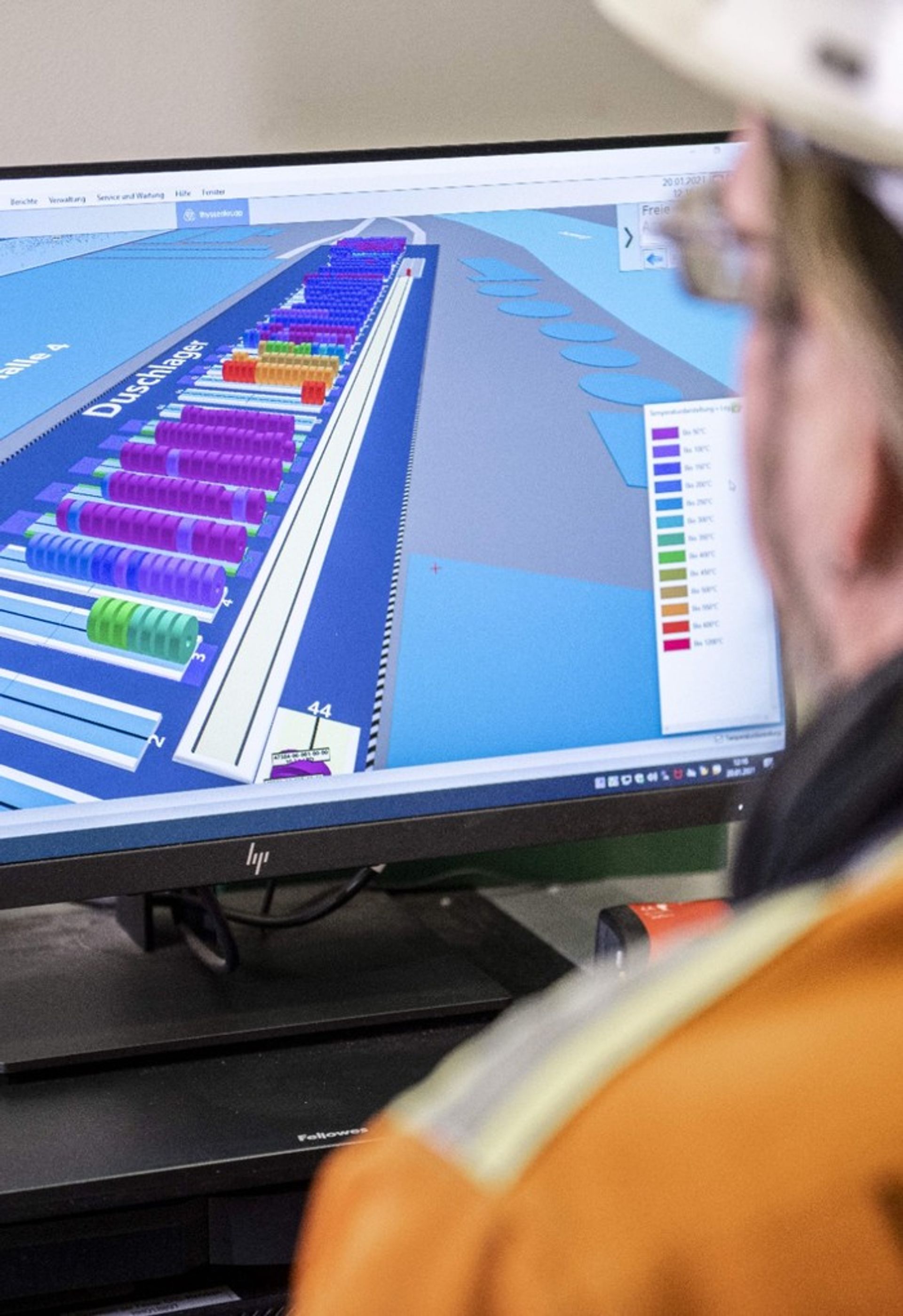 Fachkraft von thyssenkrupp Steel analysiert am Monitor eine digitale Visualisierung der Stahlproduktion.