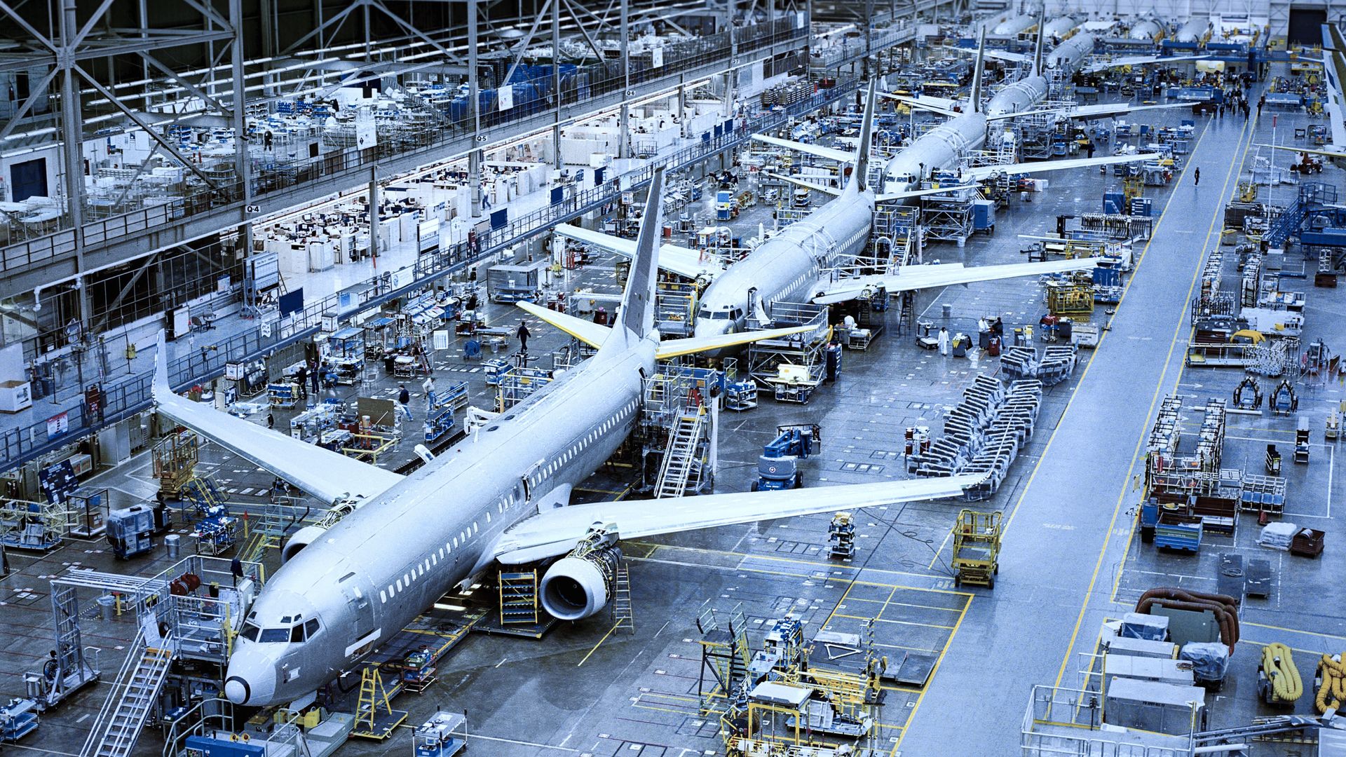 Blick in eine Produktionshalle für Flugzeuge.