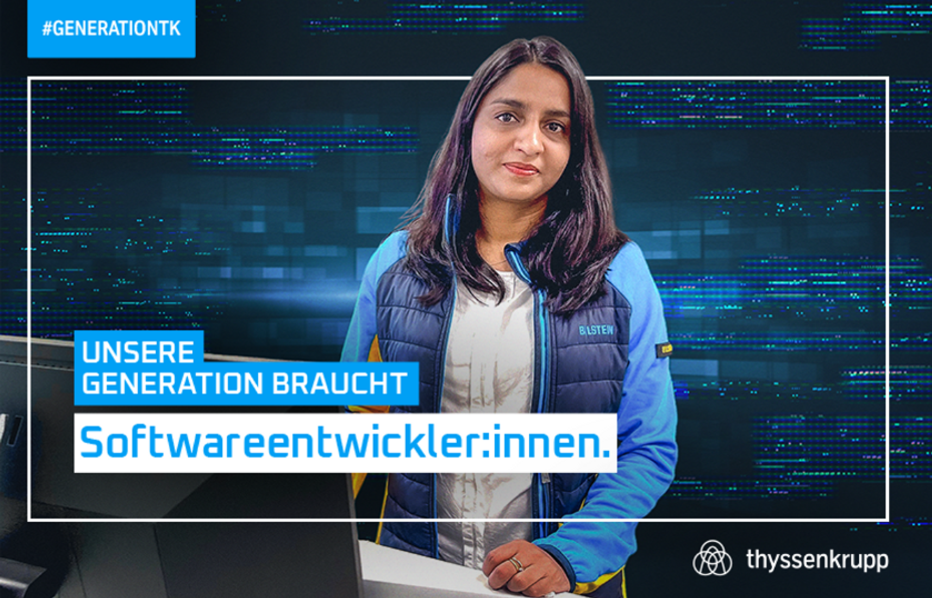weiblich gelesene Person mit langen braunen Haaren, trägt blaue Arbeitsjacke, freundlicher Gesichtsausdruck, im Vordergrund Schriftzug: "UNSERE GENERATION BRAUCHT Softwareentwickler:innen."