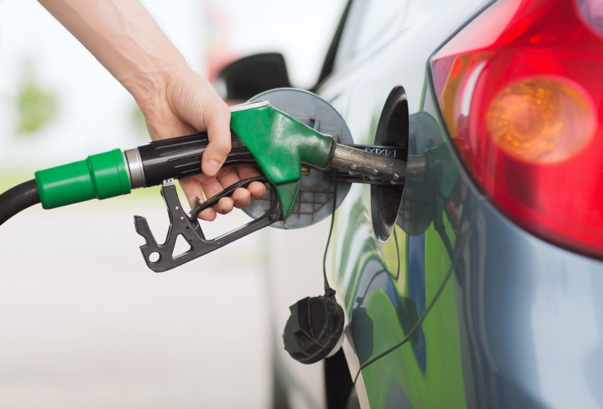 Auto wird getankt; Nahaufnahme