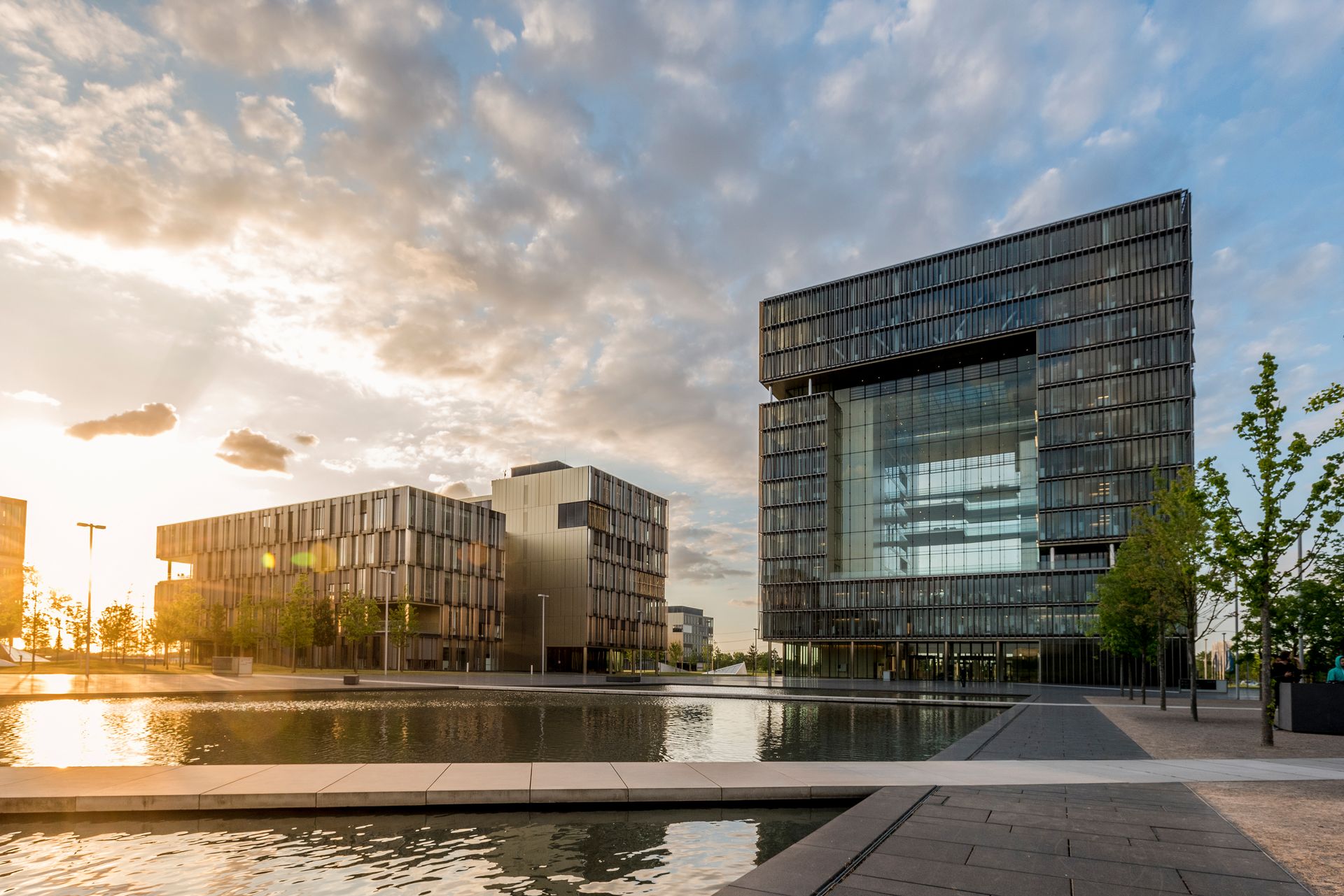 Foto der Konzernzentrale von thyssenkrupp in Essen, von der Wasserachse aus