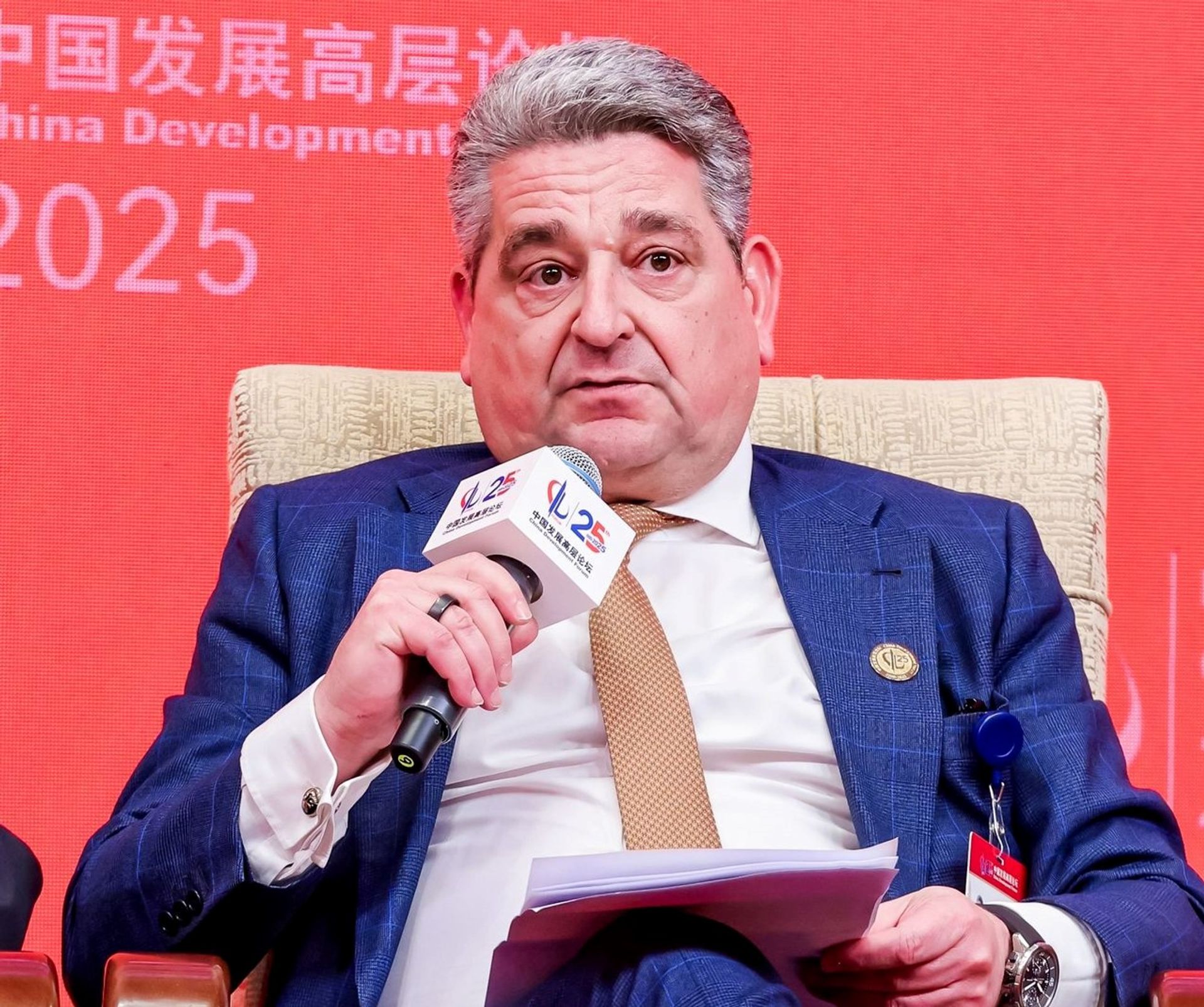 CEO Miguel Ángel López Borrego spricht in ein Mikrofon