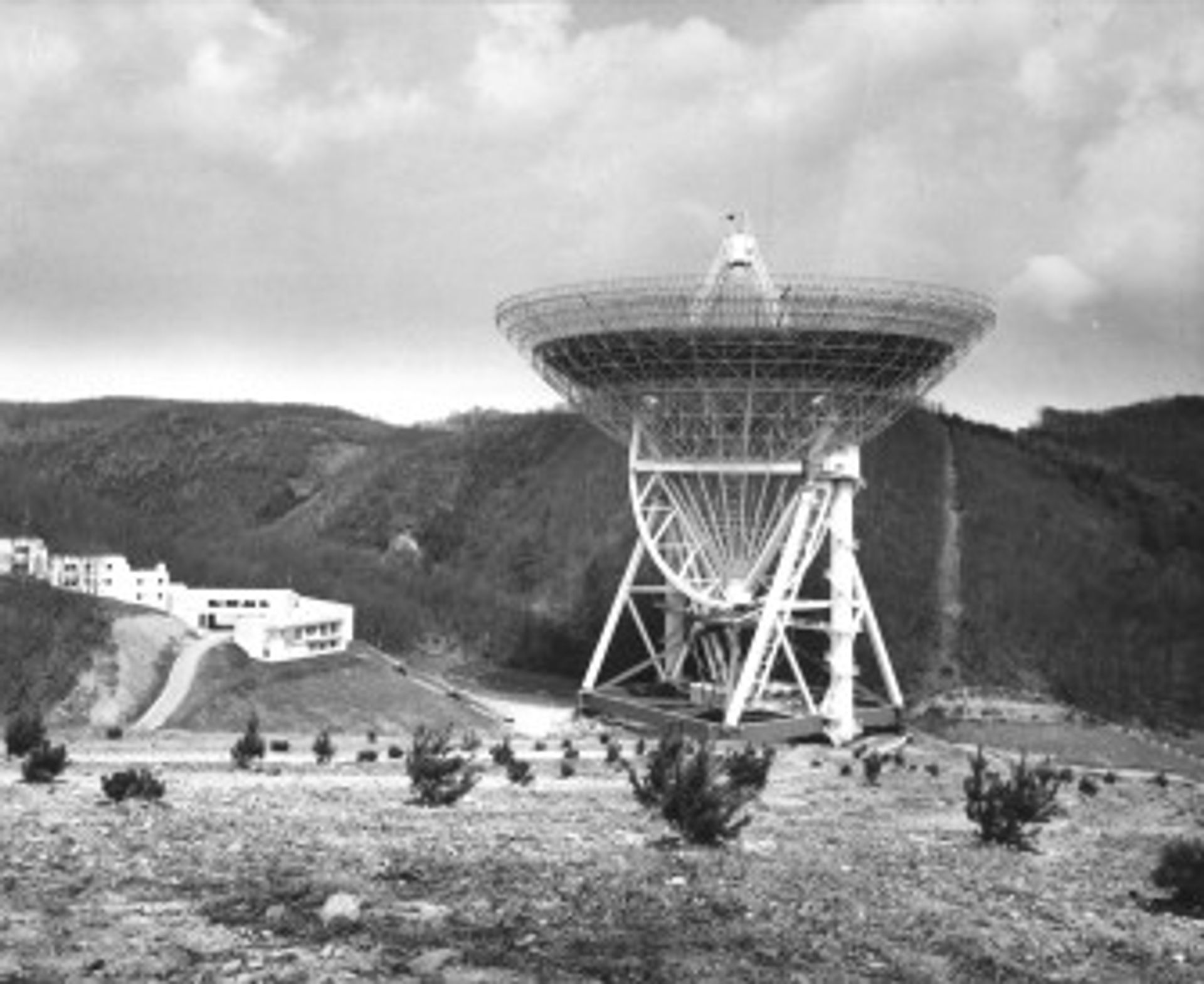 Historisches Foto des Radioteleskops Effelsberg in der Eifel, errichtet von einem Krupp-Konsortium, fertiggestellt 1971.