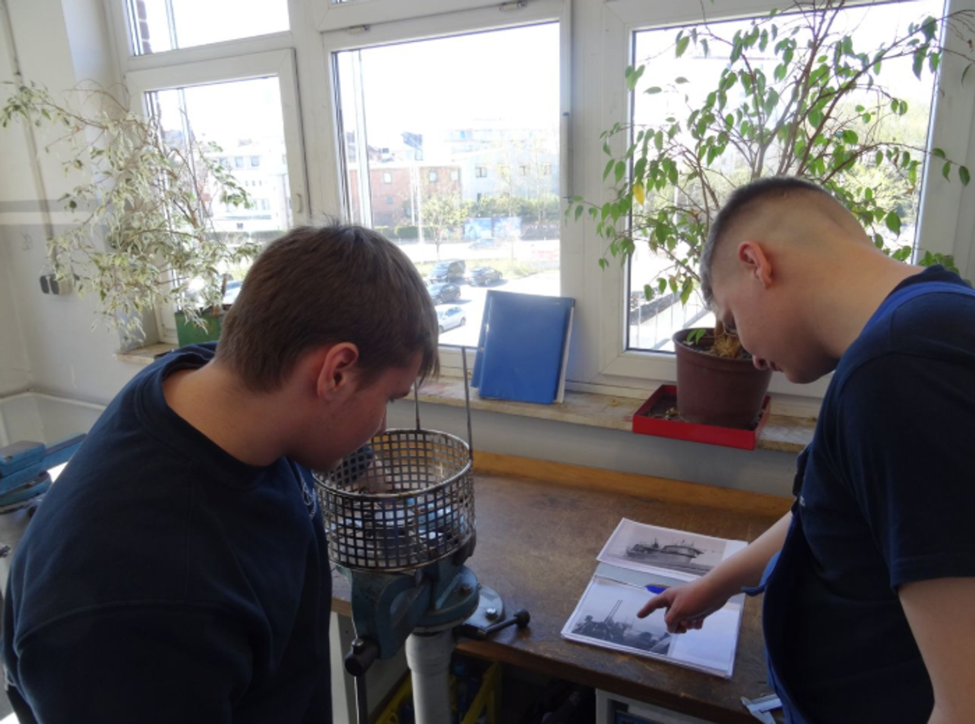 Finn und Thore an der Werkbank