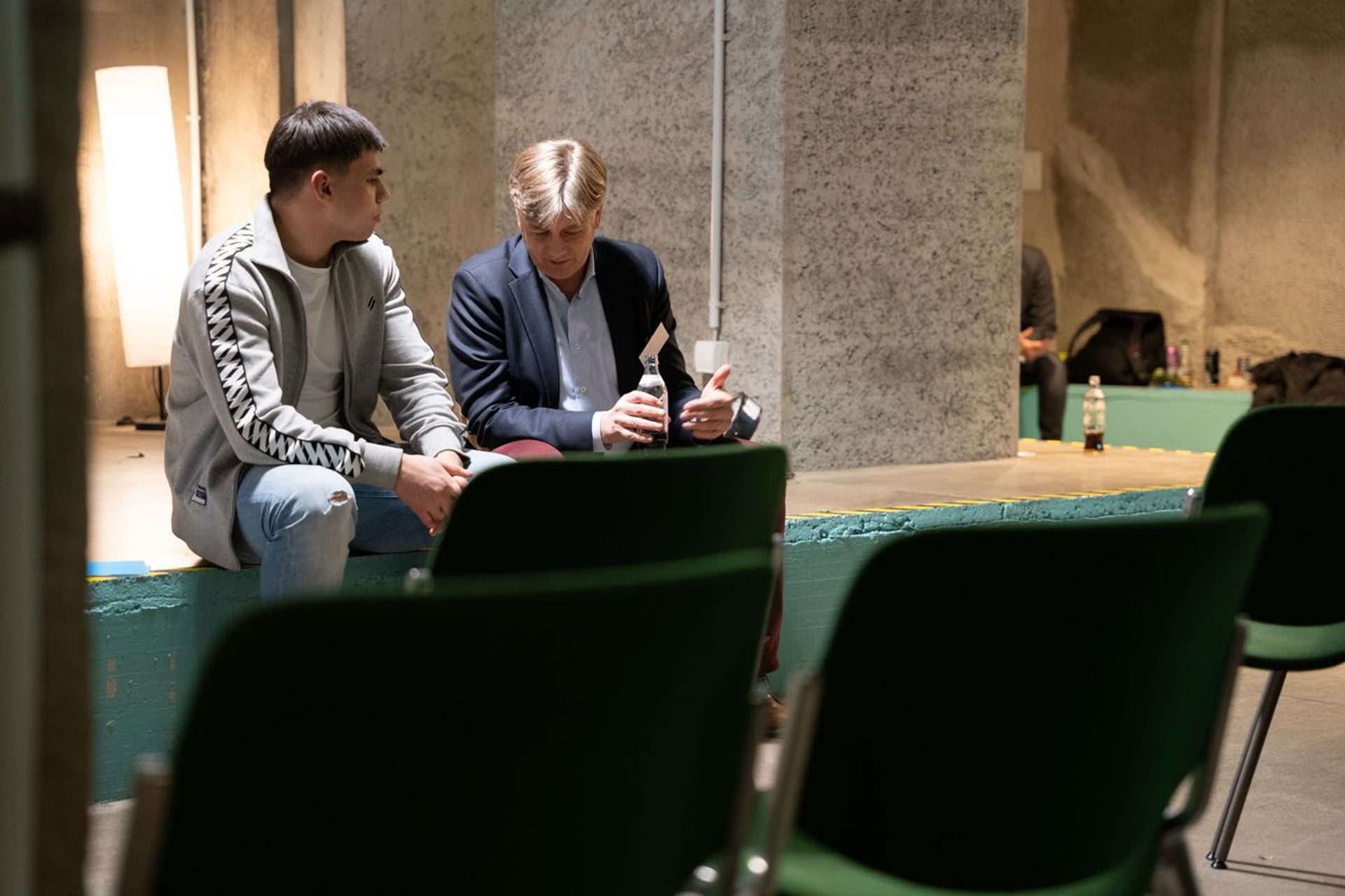 Mentor und Jugendlicher im persönlichen Austausch bei einem Förderprogramm für Bildung und berufliche Perspektiven
